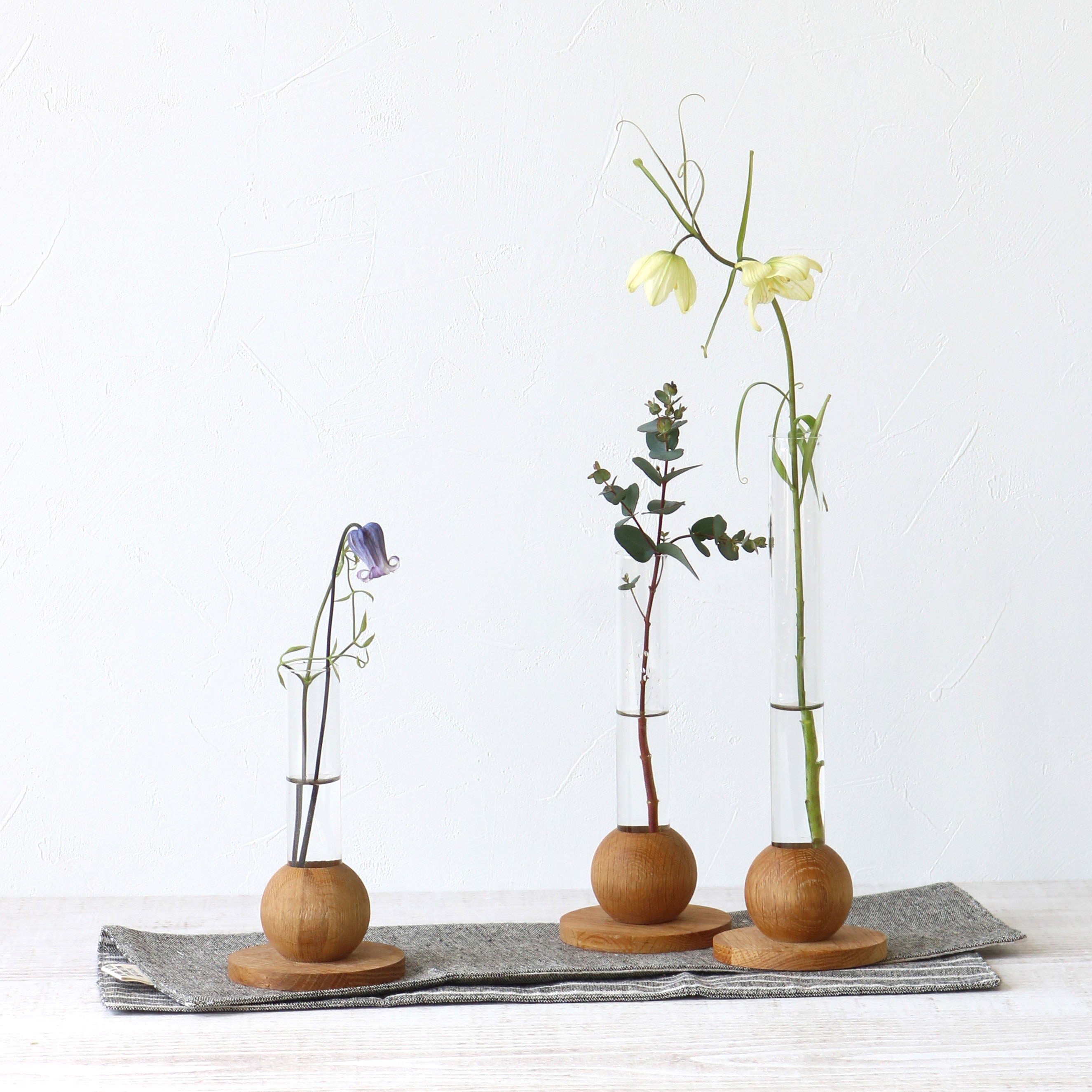 ナチュラルなインテリアに合う木とガラスの一輪挿し 【BAUM - バオム】