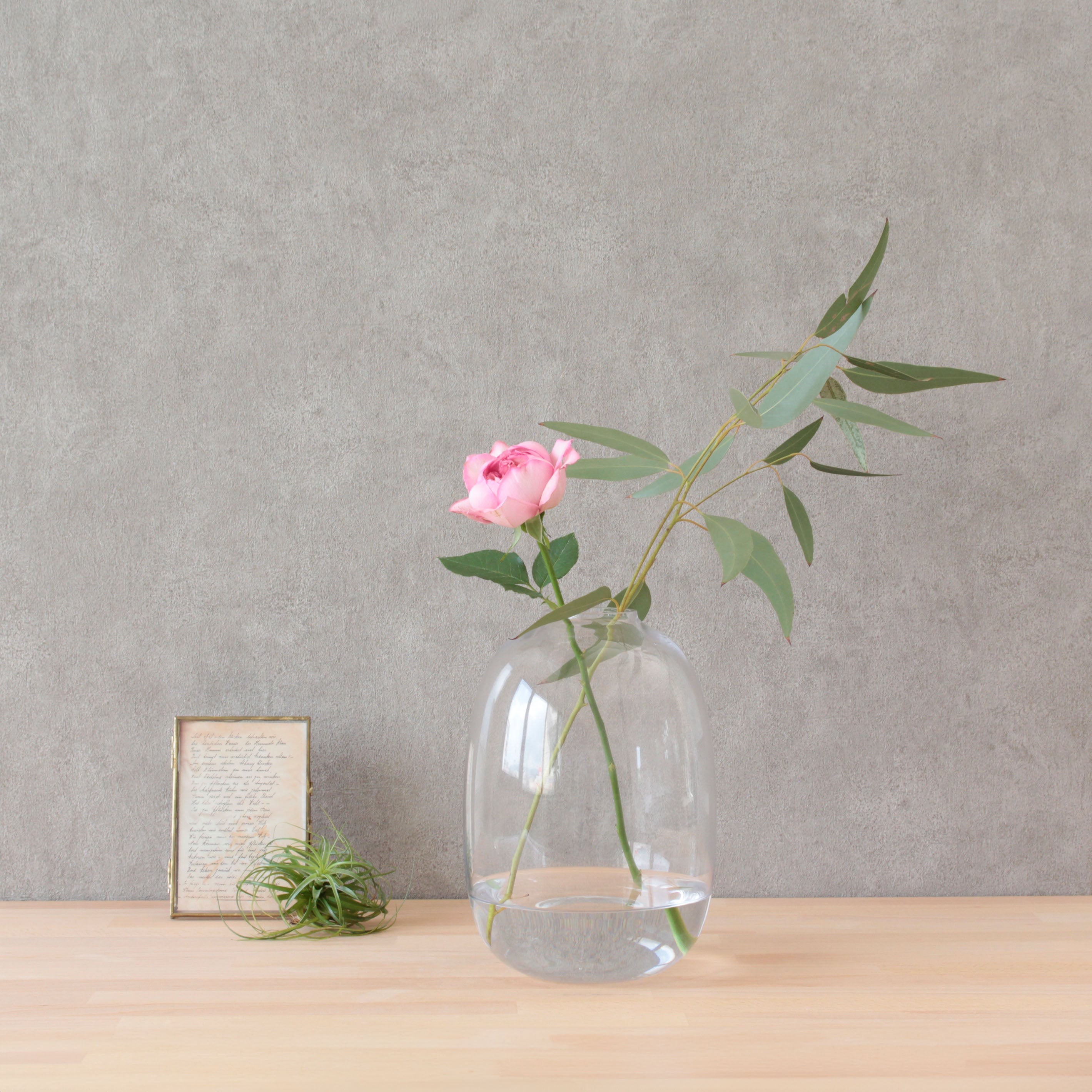 安らぎを与えてくれるゆったりとした丸いガラスの花瓶【Ballon - バロン】