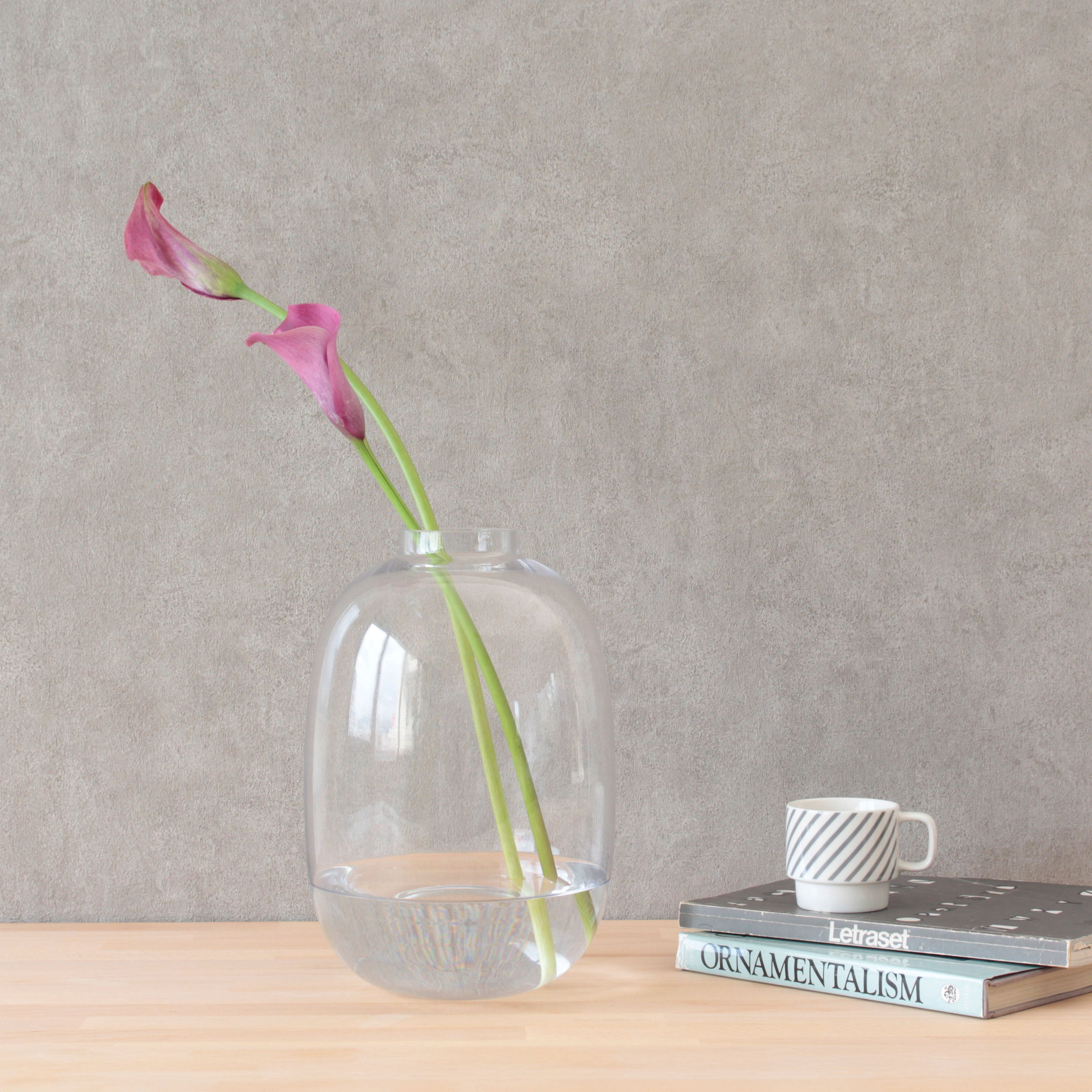 安らぎを与えてくれるゆったりとした丸いガラスの花瓶【Ballon - バロン】