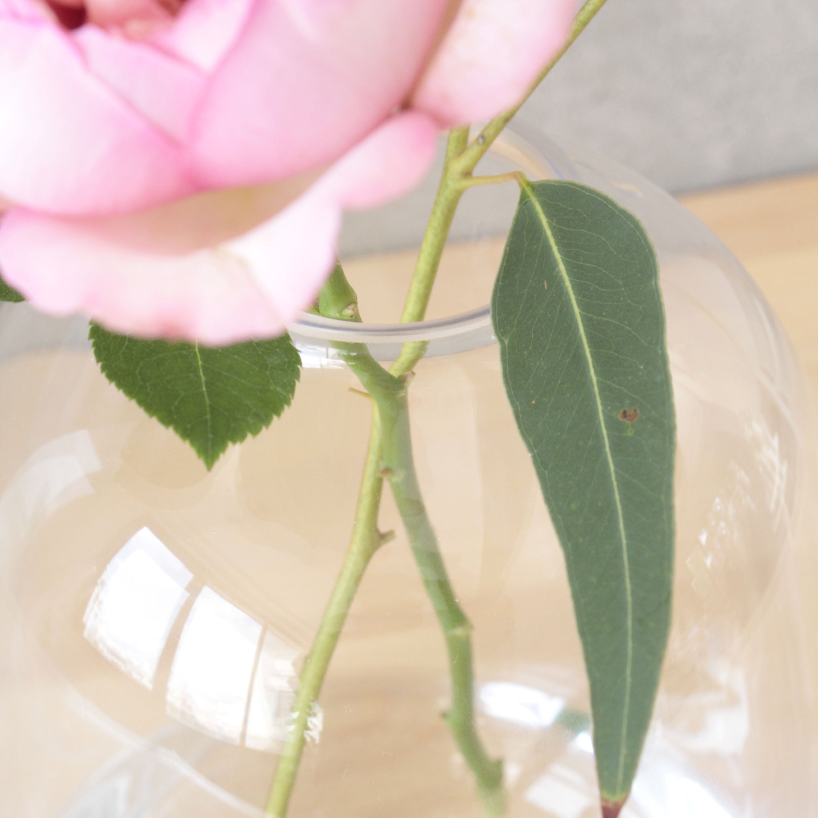 安らぎを与えてくれるゆったりとした丸いガラスの花瓶【Ballon - バロン】