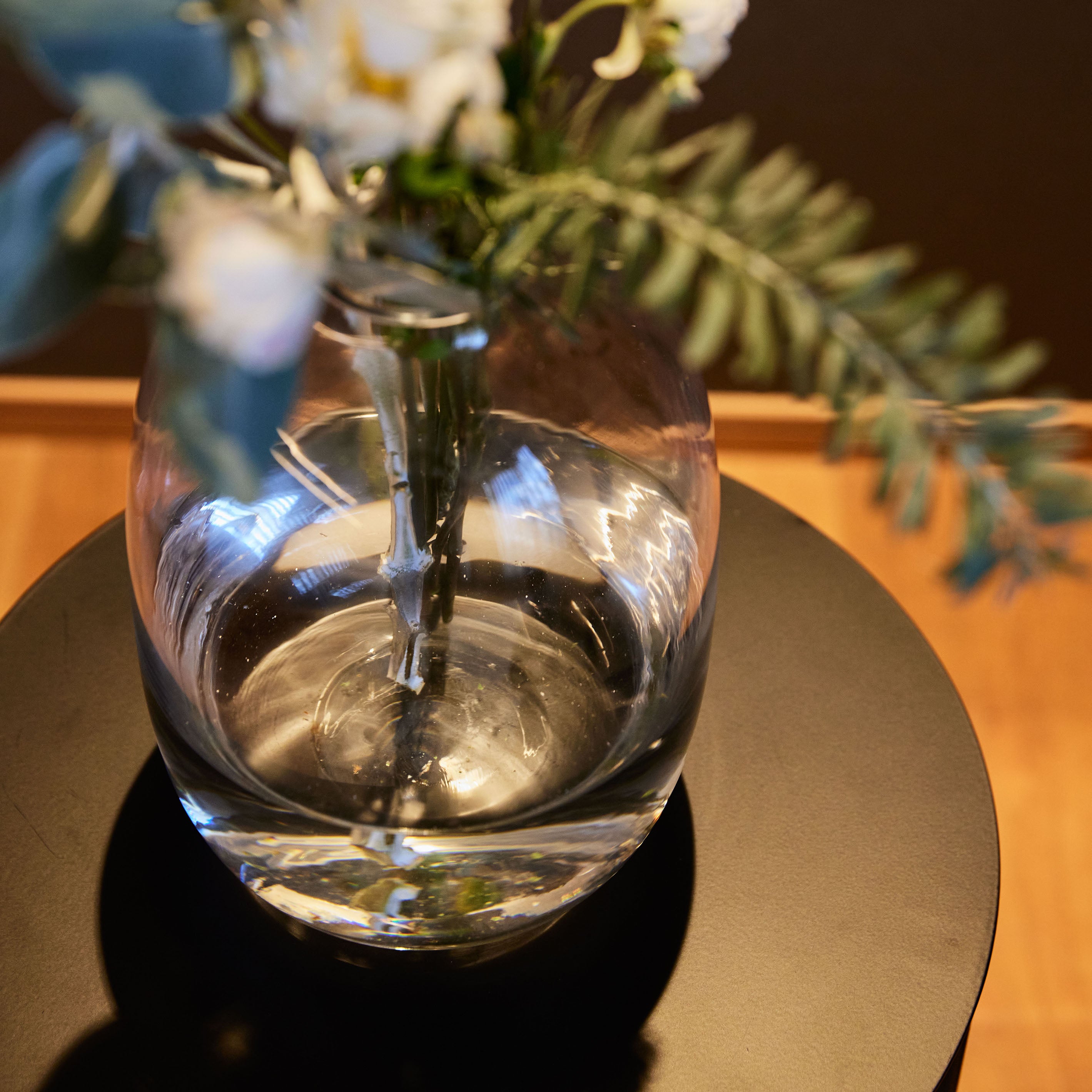 安らぎを与えてくれるゆったりとした丸いガラスの花瓶【Ballon - バロン】