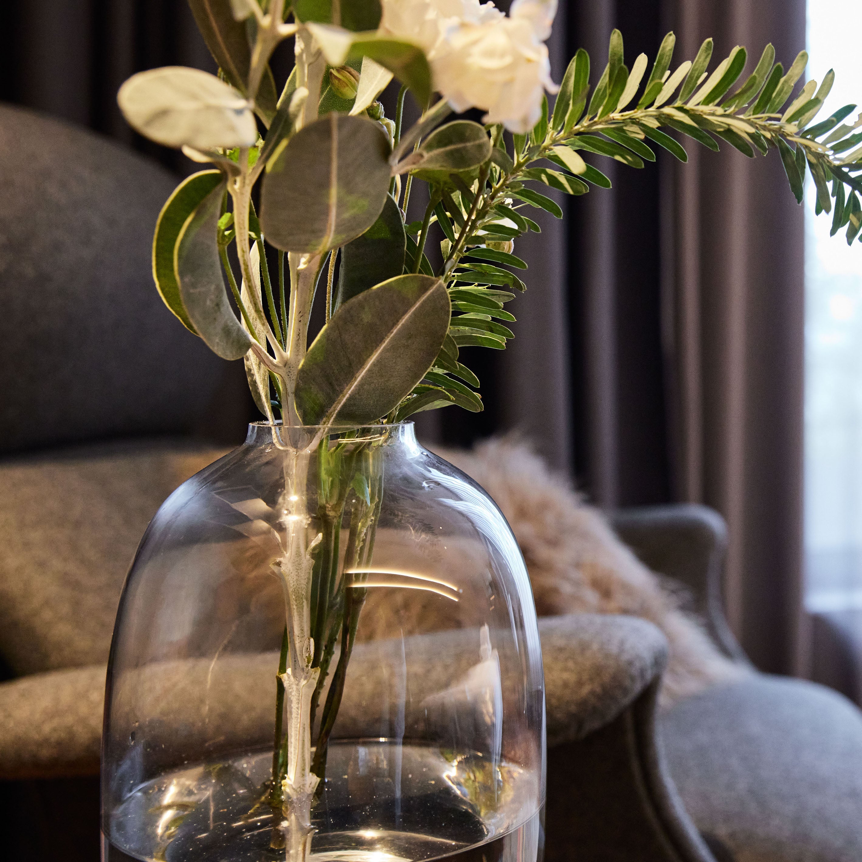 安らぎを与えてくれるゆったりとした丸いガラスの花瓶【Ballon - バロン】