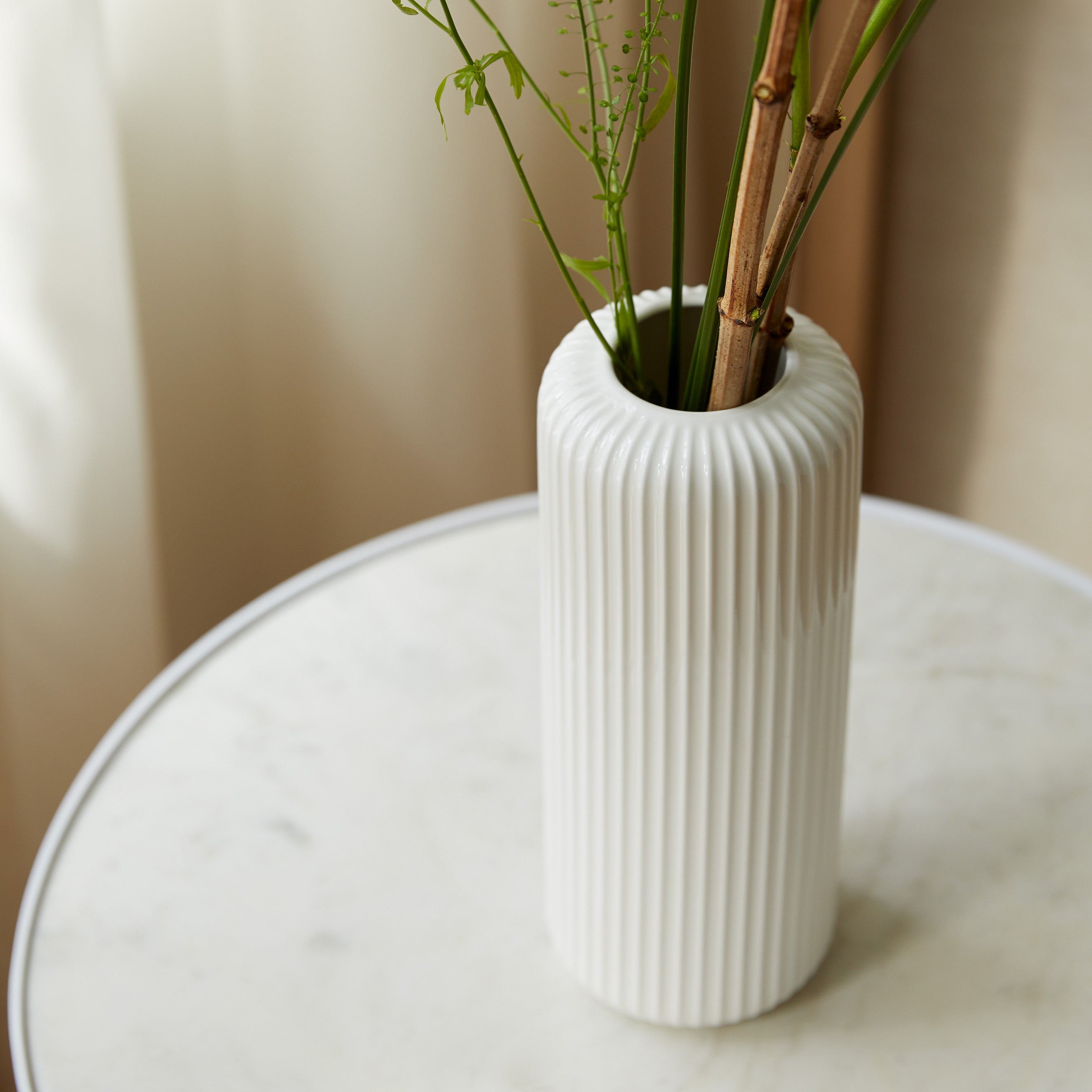 縦のラインが際立つシンプルな白い花瓶【Calm - カルム】