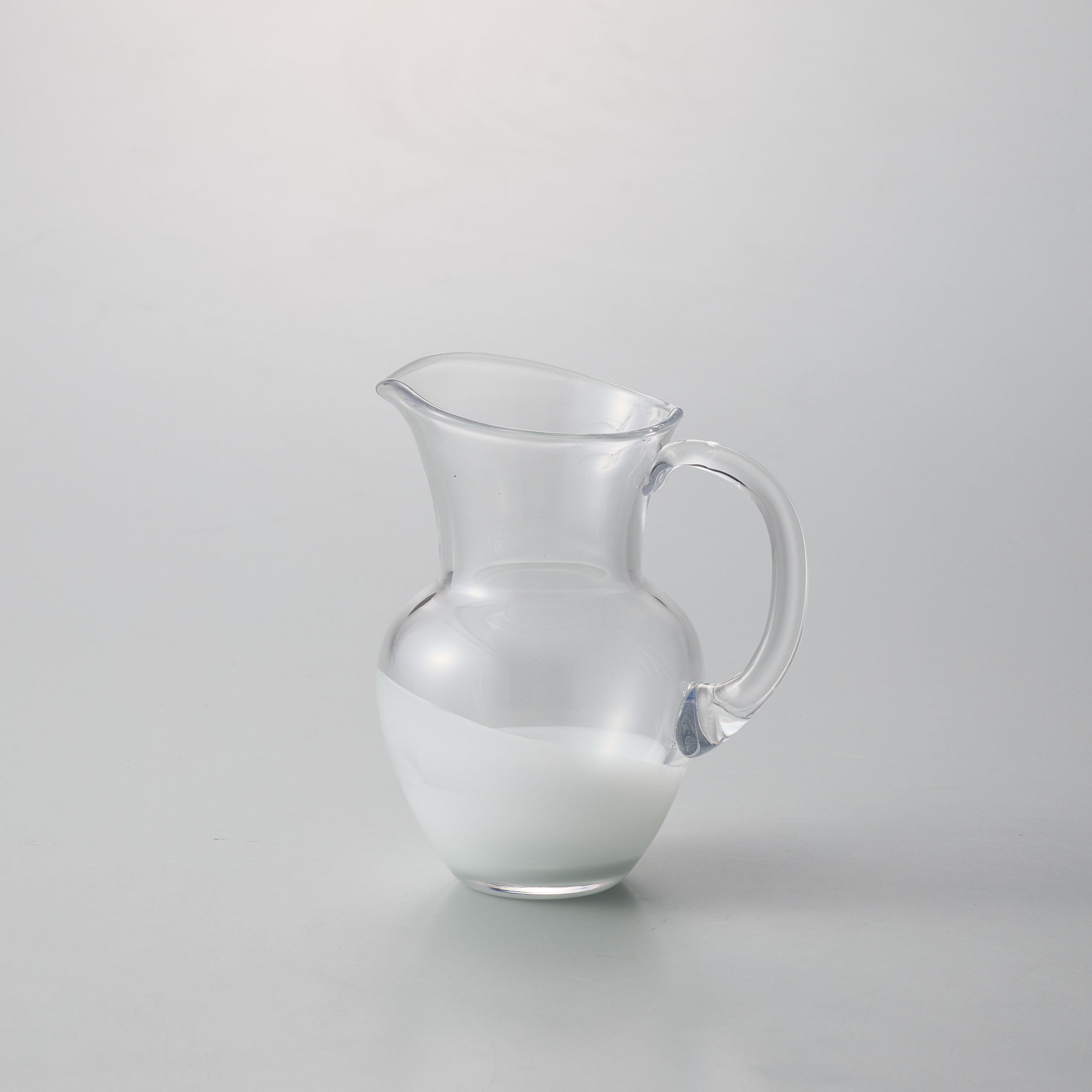 普段使いにおすすめ!ピッチャー型のガラスの花瓶【 Eaubelle - オーベル】