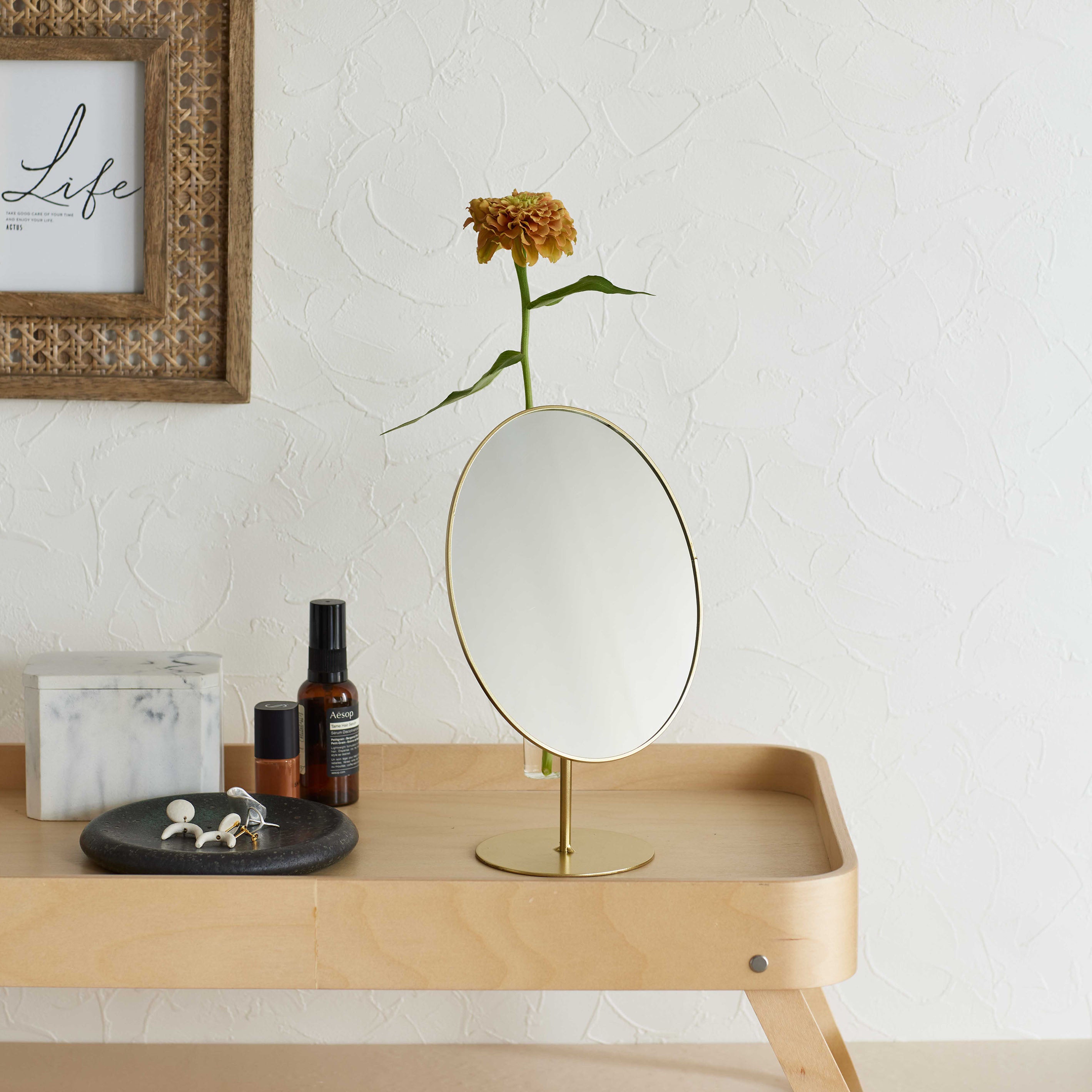 玄関やメイクのお供に!鏡と一緒になった一輪挿し【Mirror vase - ミラーベース】