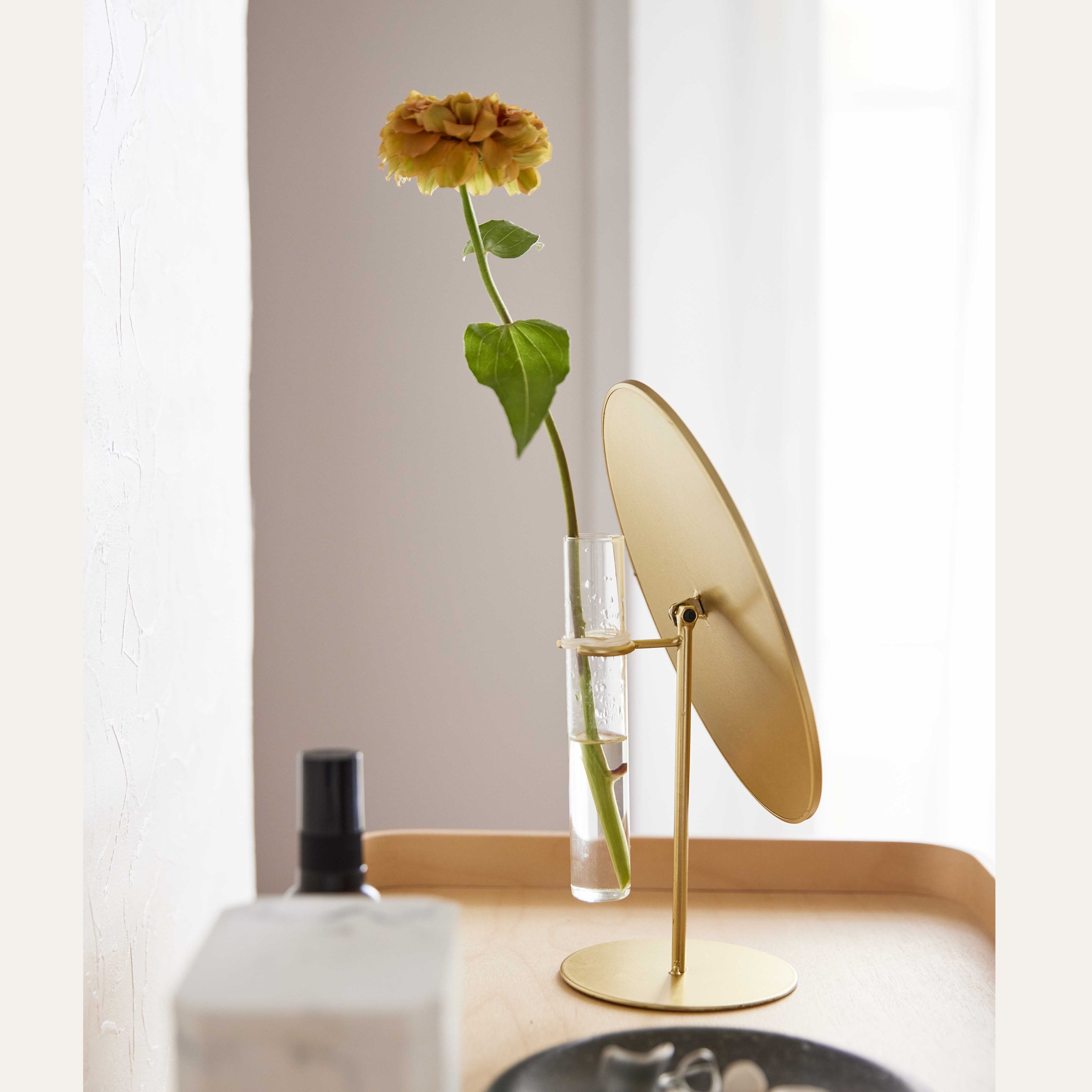 玄関やメイクのお供に!鏡と一緒になった一輪挿し【Mirror vase - ミラーベース】