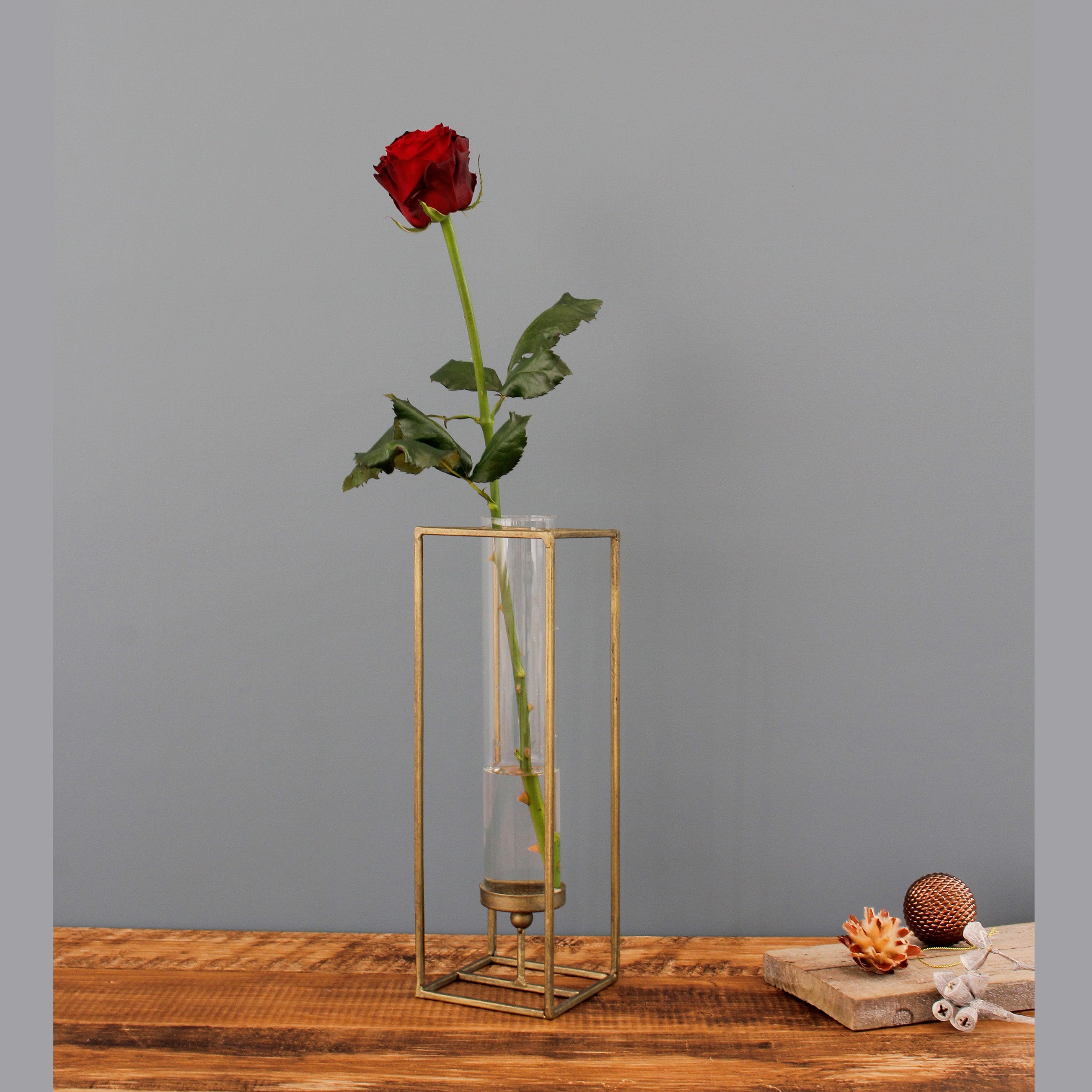 個性的な花やバラ一輪におすすめのアンティークな花瓶【 Norns - ノルン】