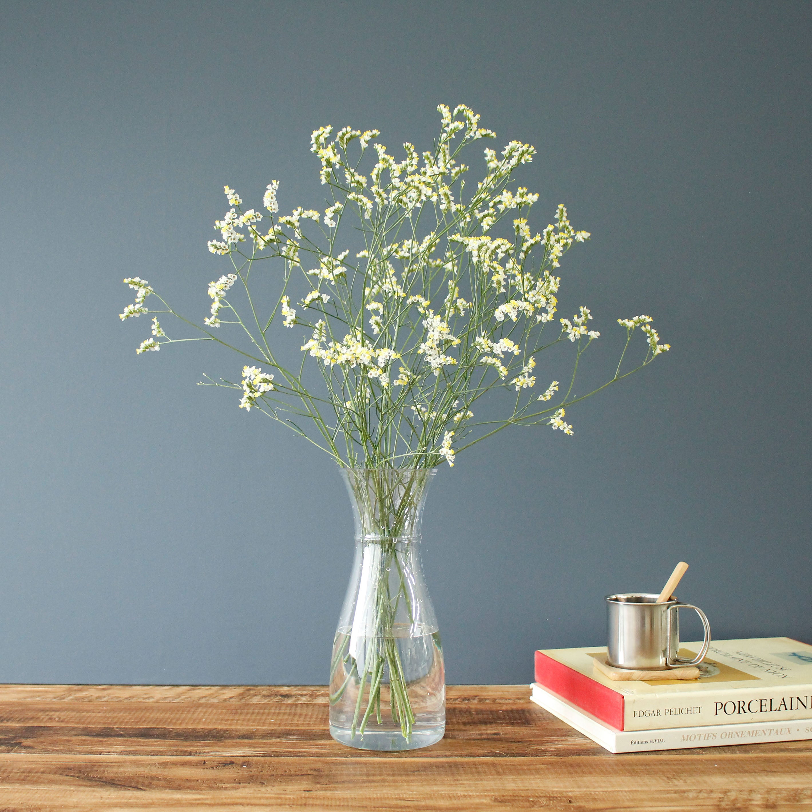 カジュアルに使いやすい、カラフェ(水差し)型の花瓶【PC carafe - ピーシー カラフェ】