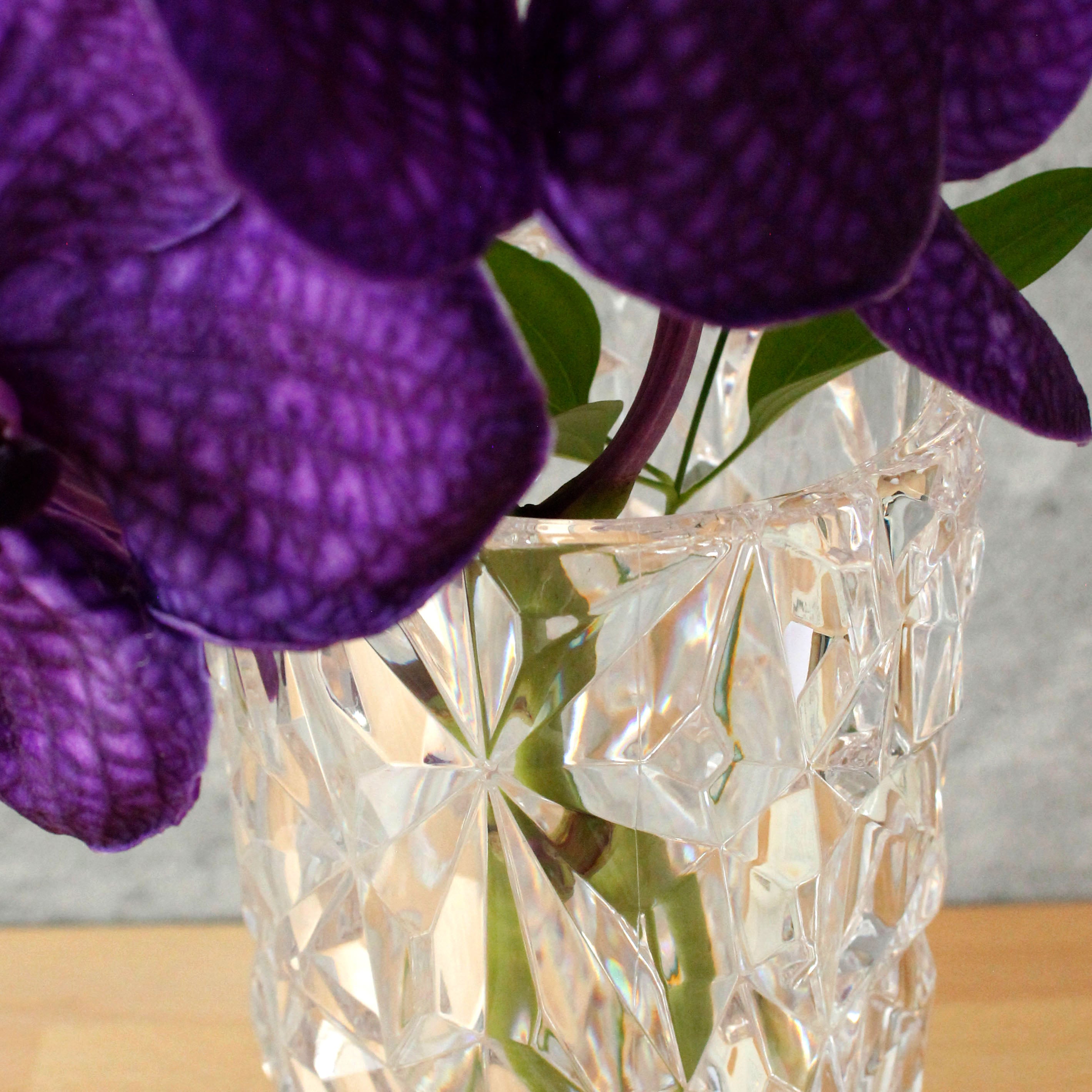 クリスタルガラスのような立体感が魅力の花瓶【PC glitter - ピーシー グリッター】割れにくいポリカーボネート製!