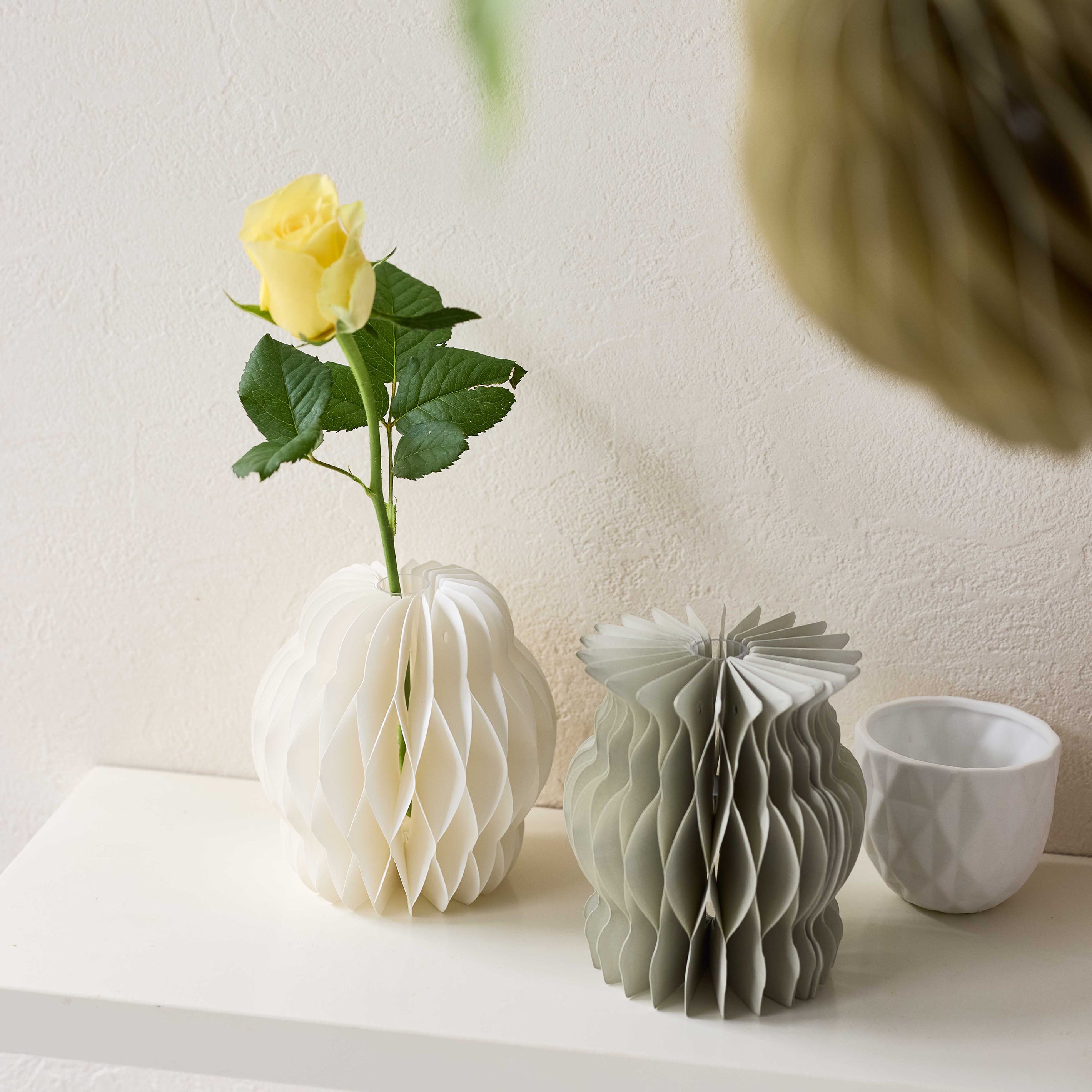 3WAYの飾り方が楽しめる100%再生紙の折りたたみ式の一輪挿し【 Plissé - プリッセ 】