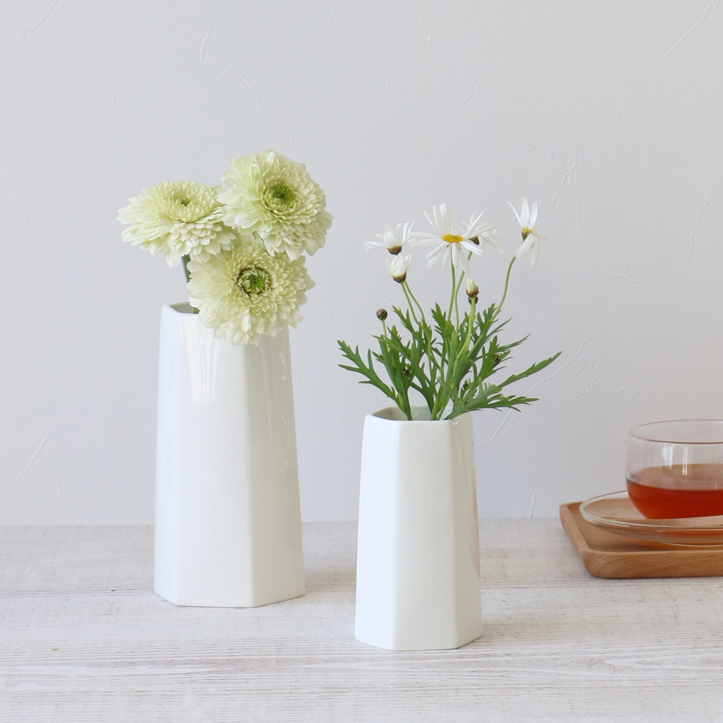 どんな花にも合わせやすい白いシンプルな花瓶【The VASE type D - ザ ベース】