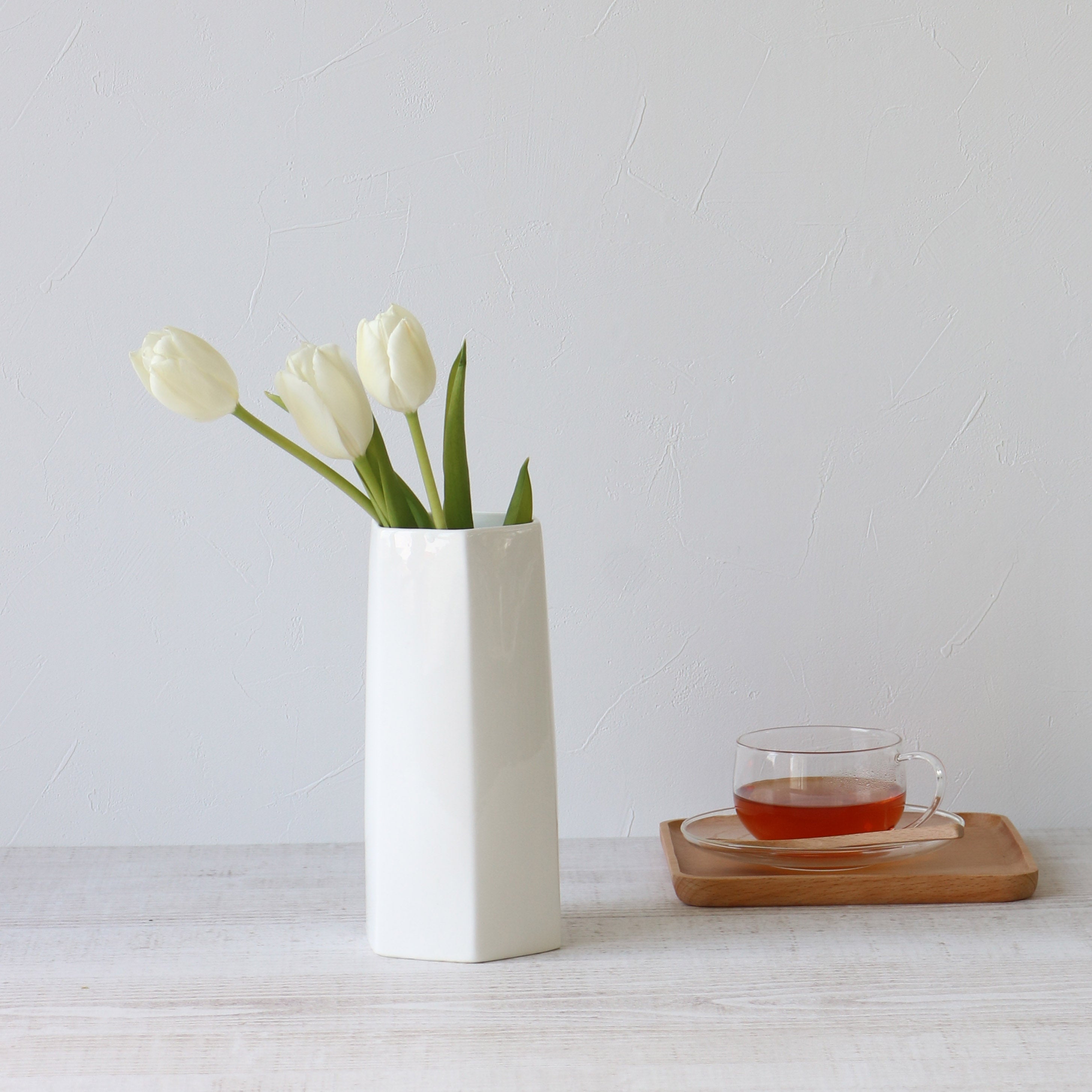 どんな花にも合わせやすい白いシンプルな花瓶【The VASE type D - ザ ベース】