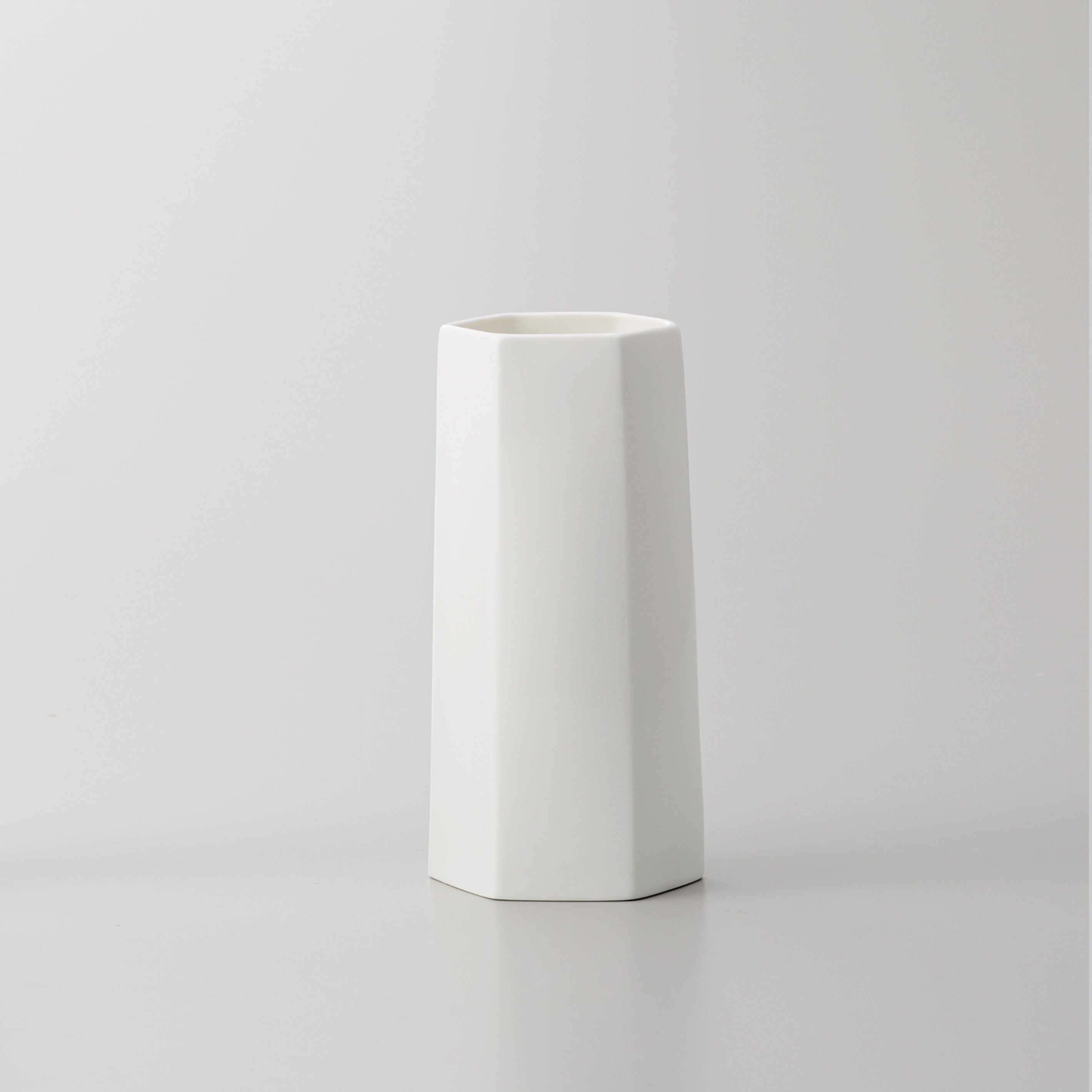 どんな花にも合わせやすい白いシンプルな花瓶【The VASE type D - ザ ベース】