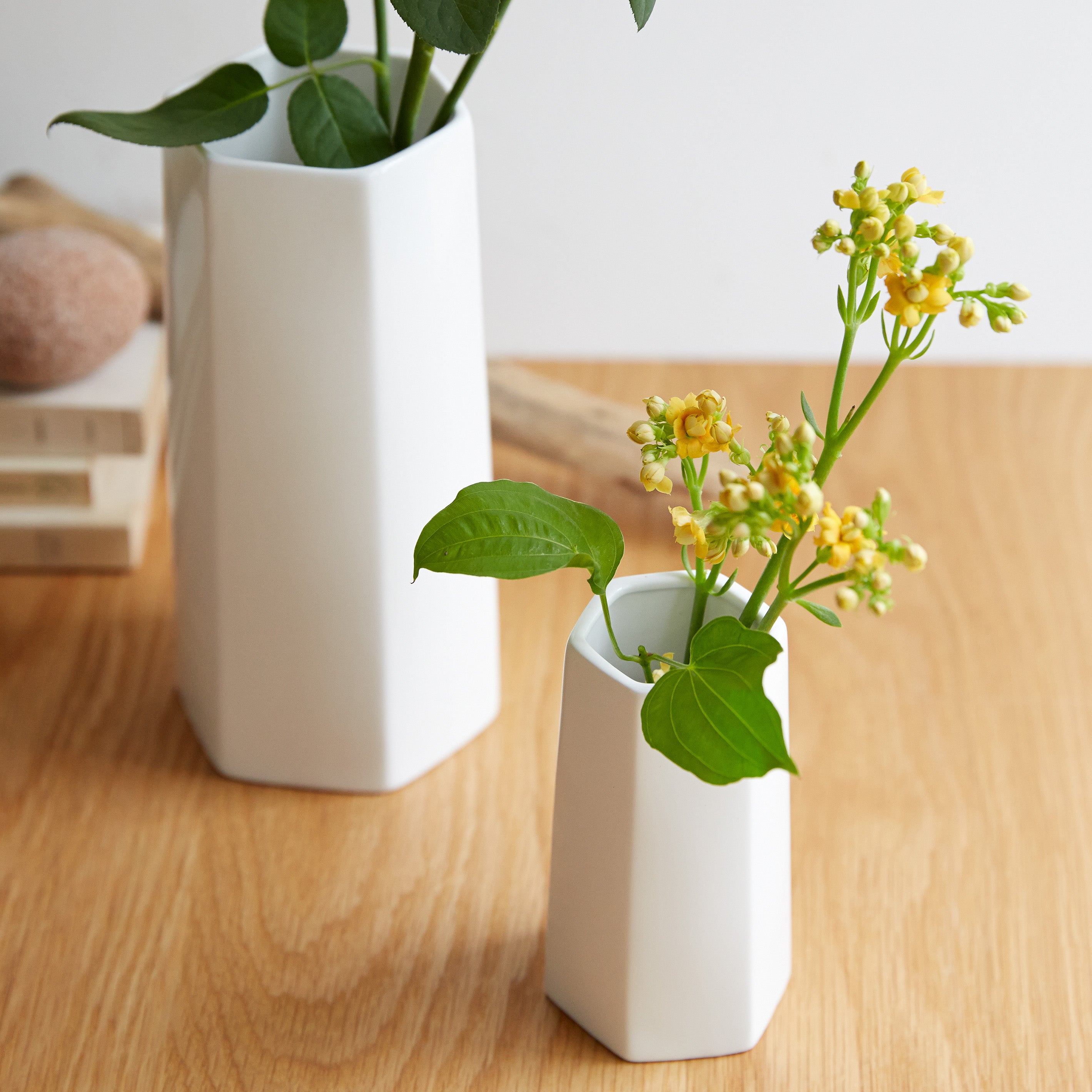 どんな花にも合わせやすい白いシンプルな花瓶【The VASE type D - ザ ベース】