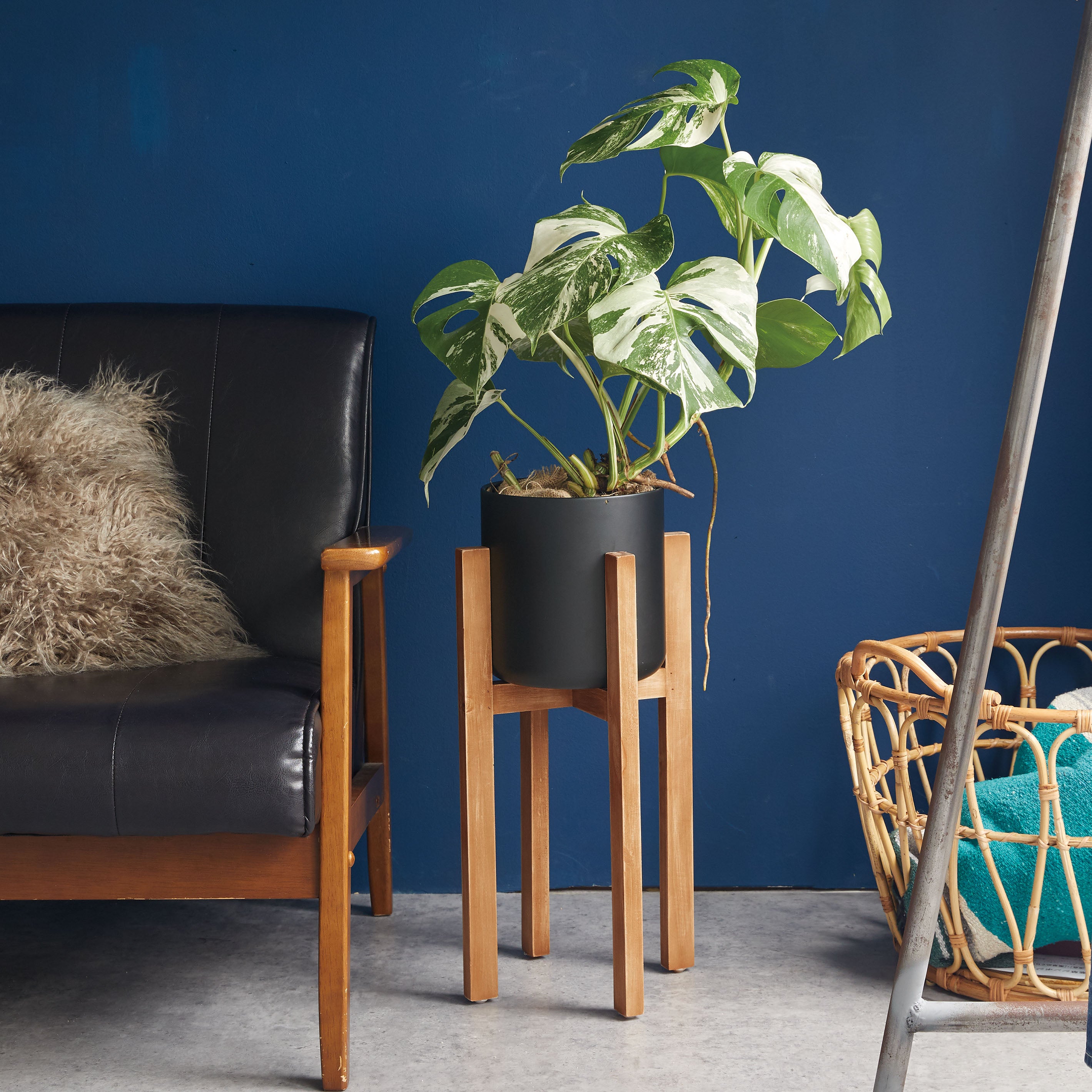 インテリアグリーンに人気!アイアンポットとウッドスタンドがセットの【Wood stand pot - ウッド スタンド ポット】