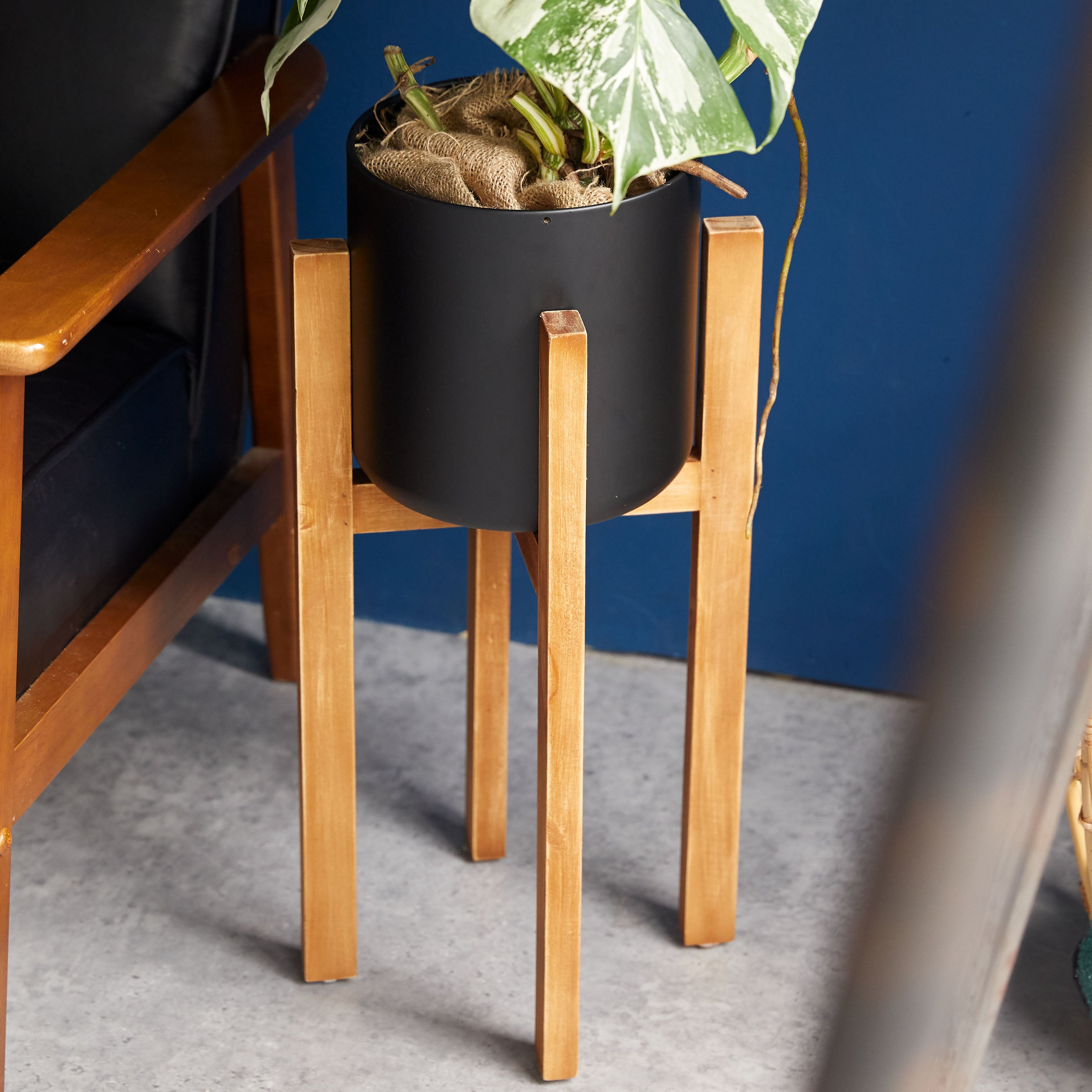 インテリアグリーンに人気!アイアンポットとウッドスタンドがセットの【Wood stand pot - ウッド スタンド ポット】