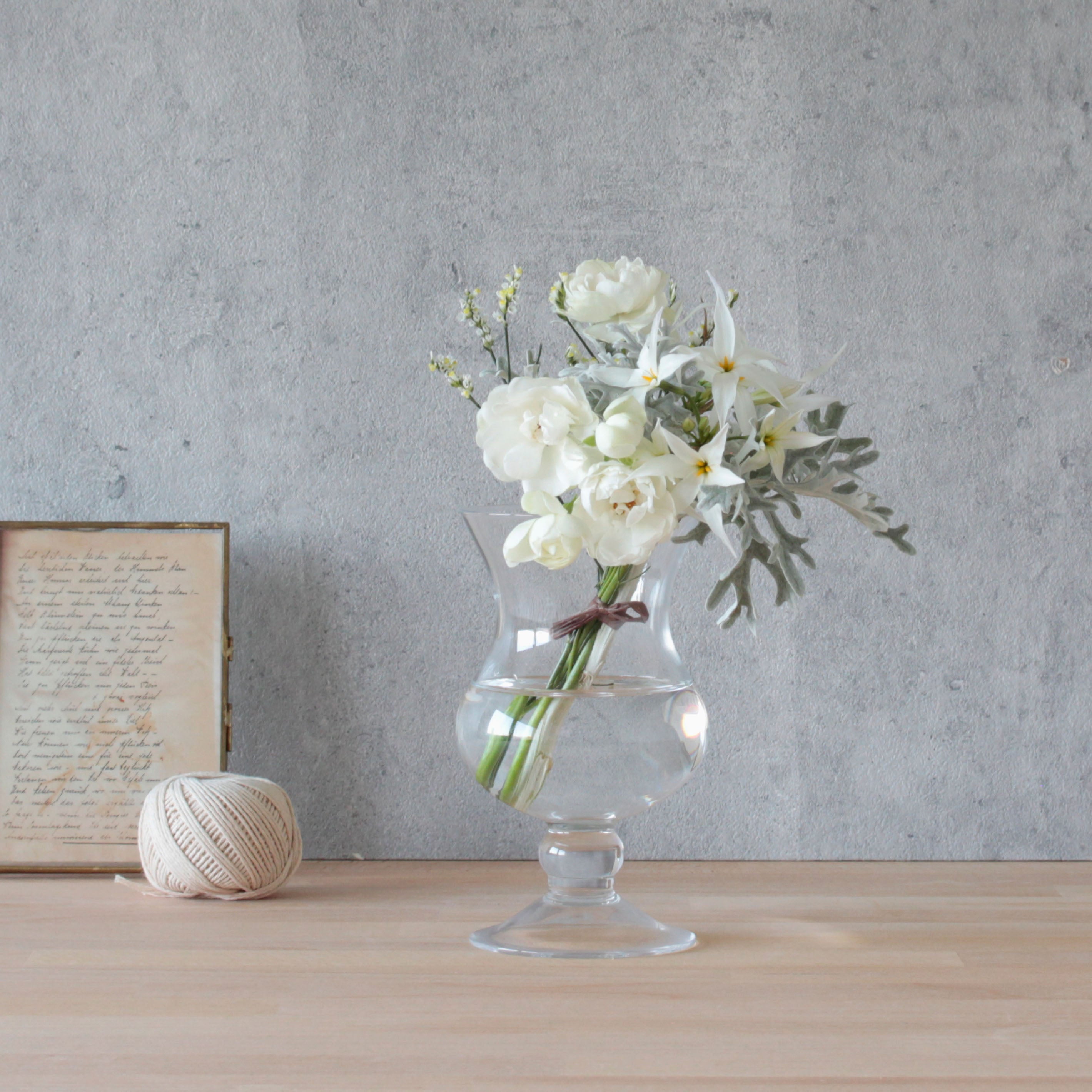 花を飾るのが特別なひとときに。クラシックなガラスの花瓶【 adrett - アドレット 】