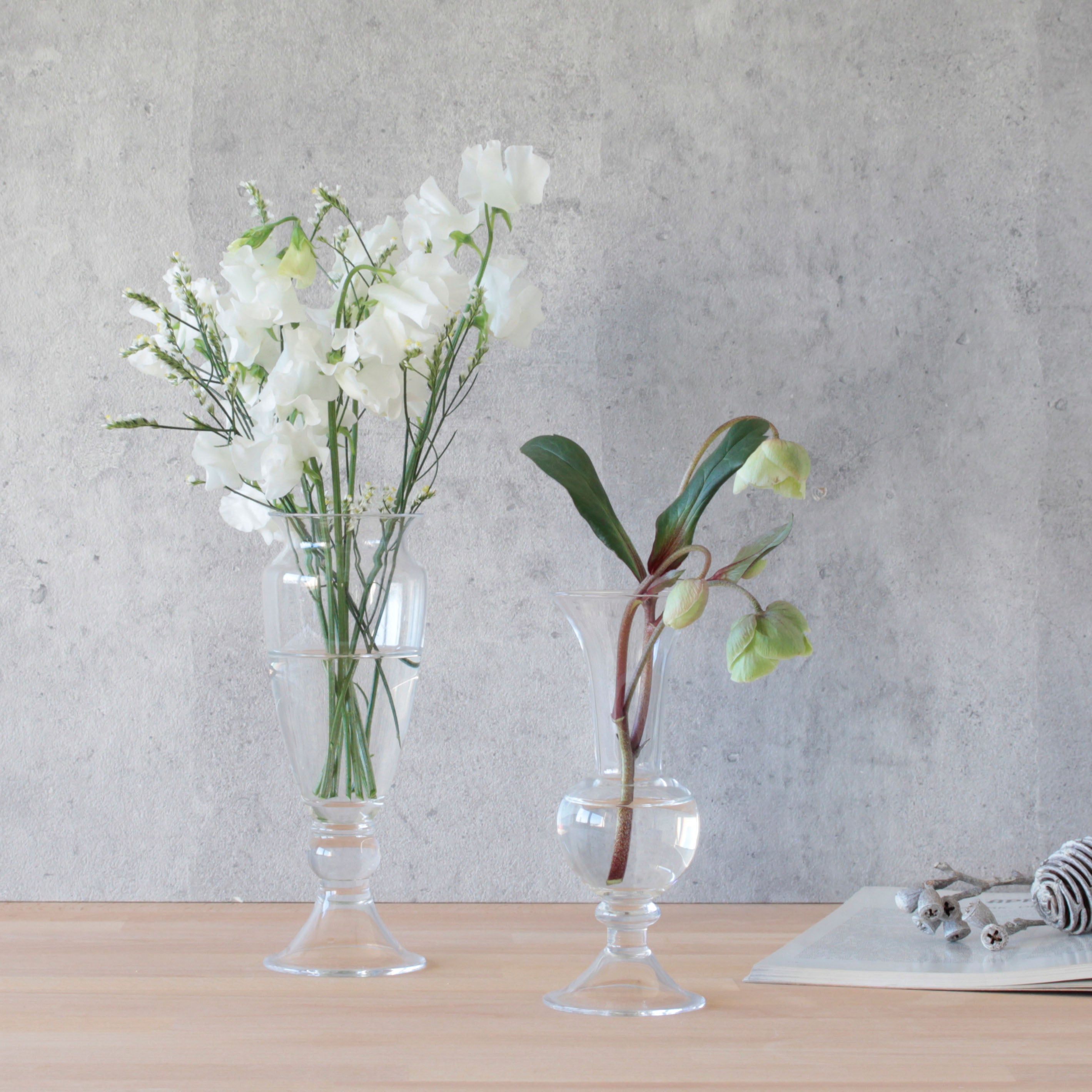 花を飾るのが特別なひとときに。クラシックなガラスの花瓶【 adrett - アドレット 】