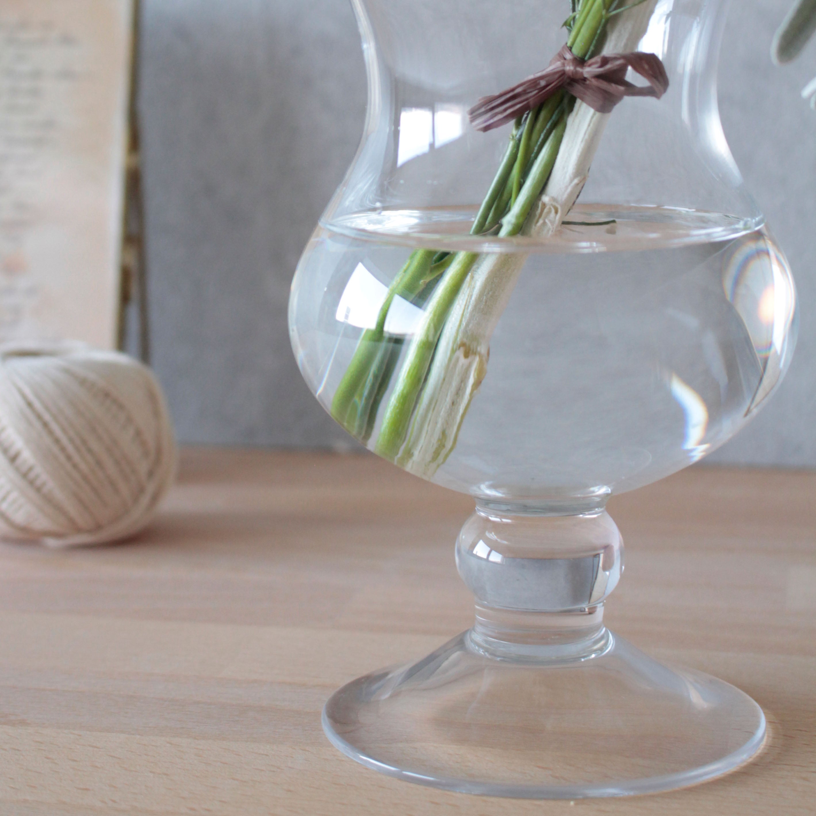 花を飾るのが特別なひとときに。クラシックなガラスの花瓶【 adrett - アドレット 】