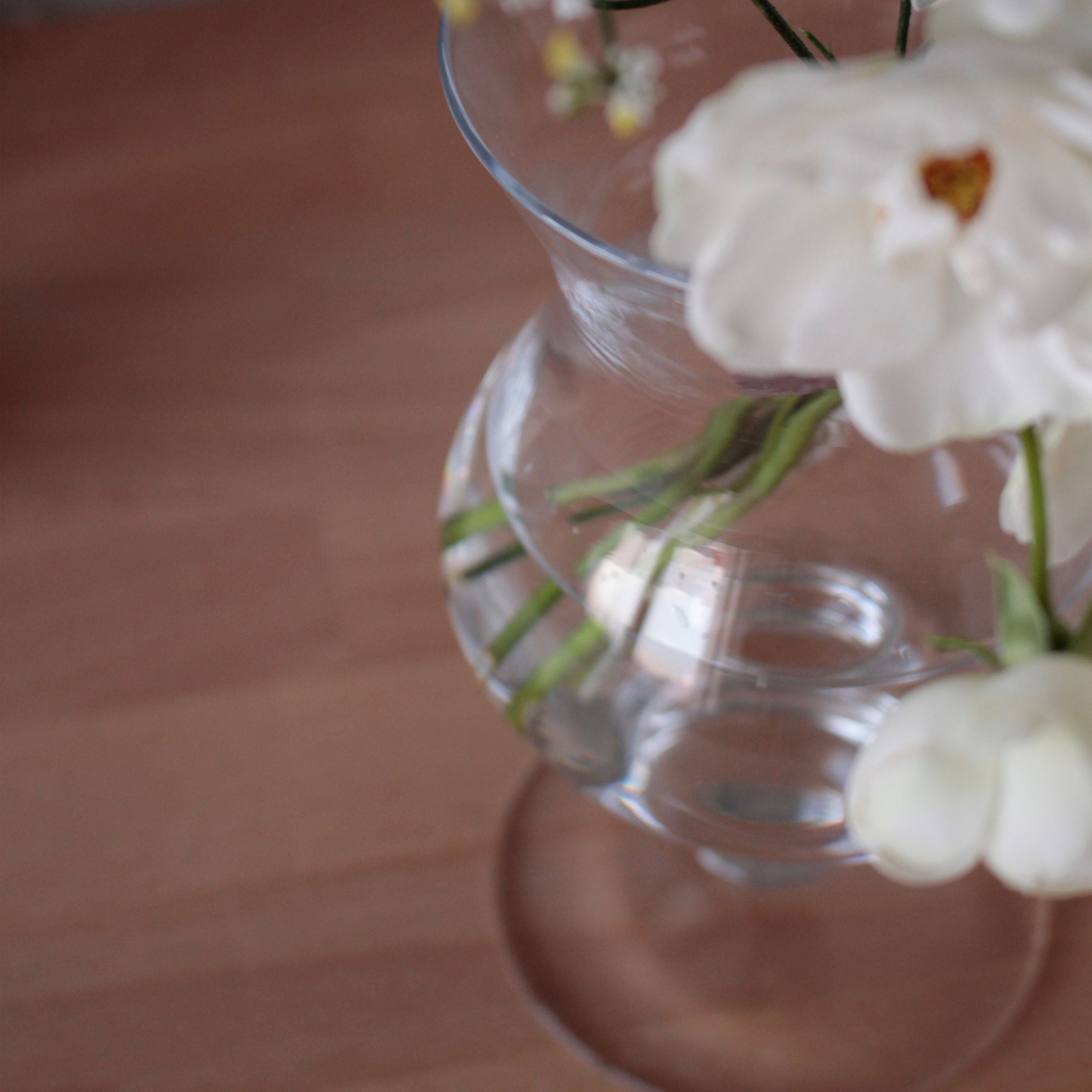 花を飾るのが特別なひとときに。クラシックなガラスの花瓶【 adrett - アドレット 】