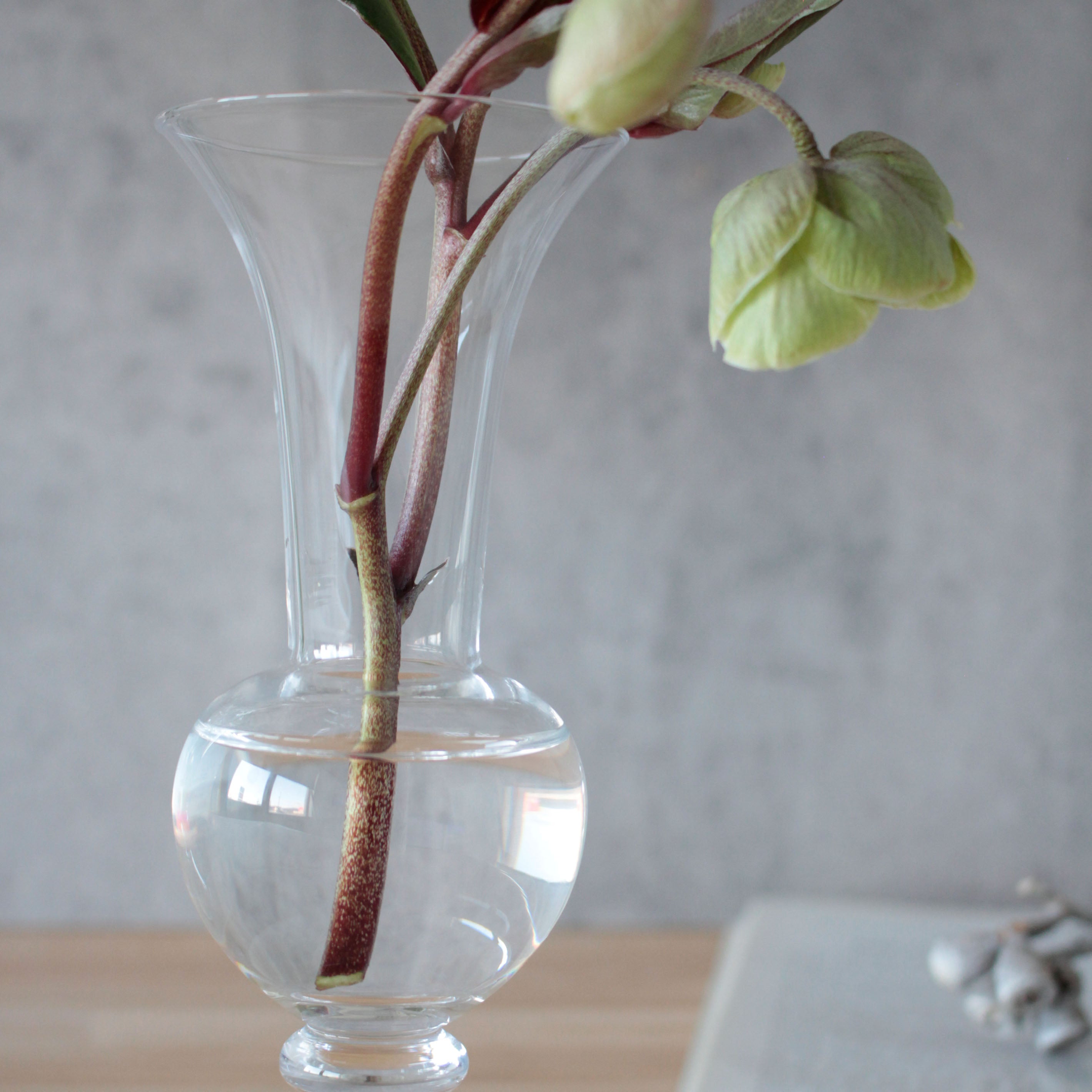 花を飾るのが特別なひとときに。クラシックなガラスの花瓶【 adrett - アドレット 】