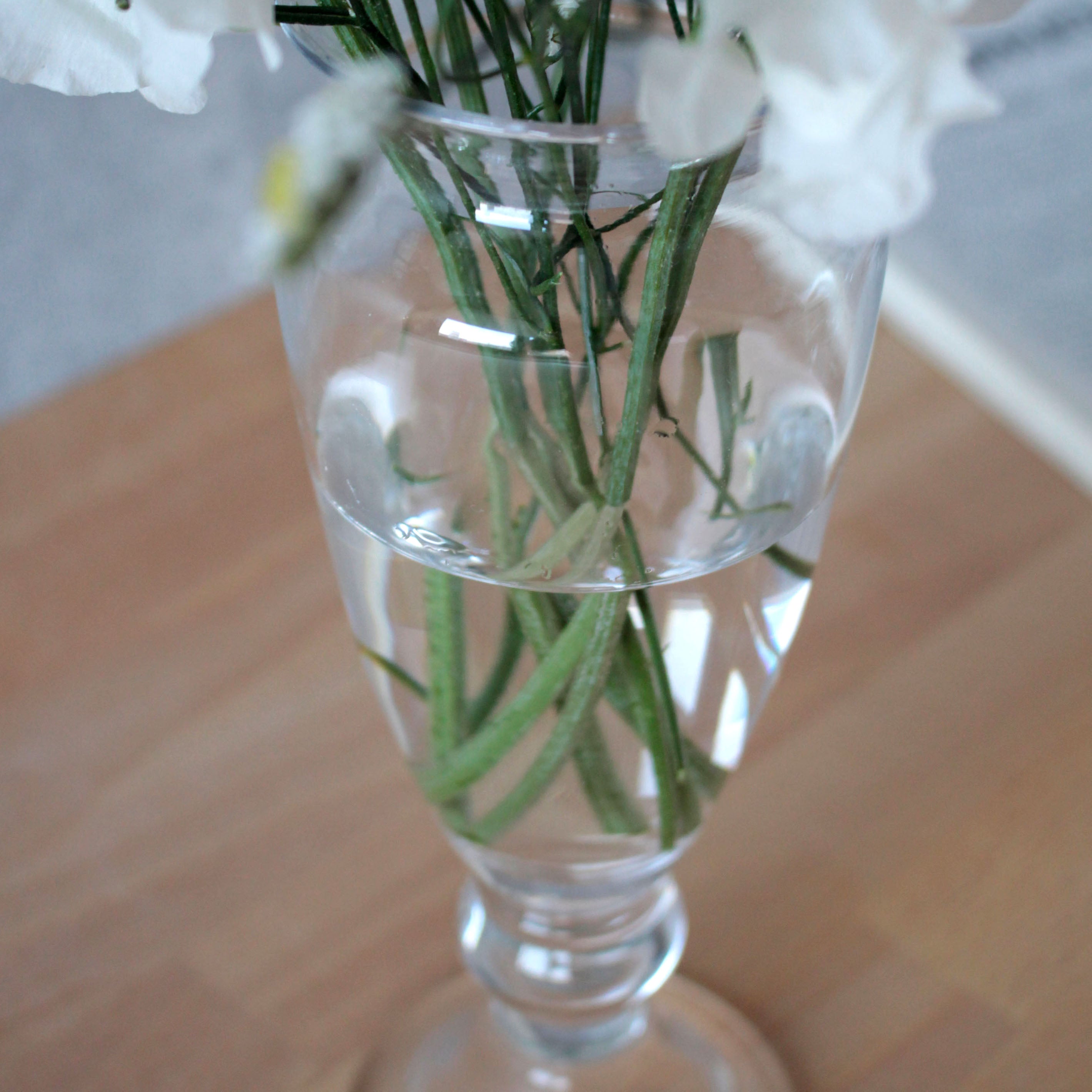 花を飾るのが特別なひとときに。クラシックなガラスの花瓶【 adrett - アドレット 】