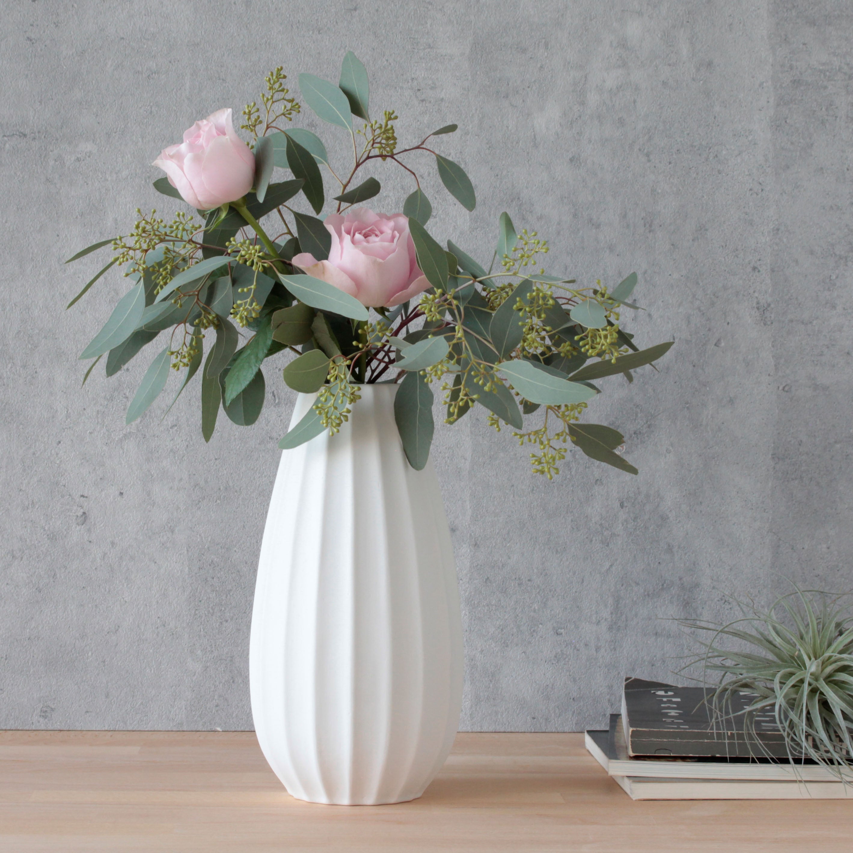 縦のラインが上品なマットホワイトの花瓶【 bouton - ブトン 】