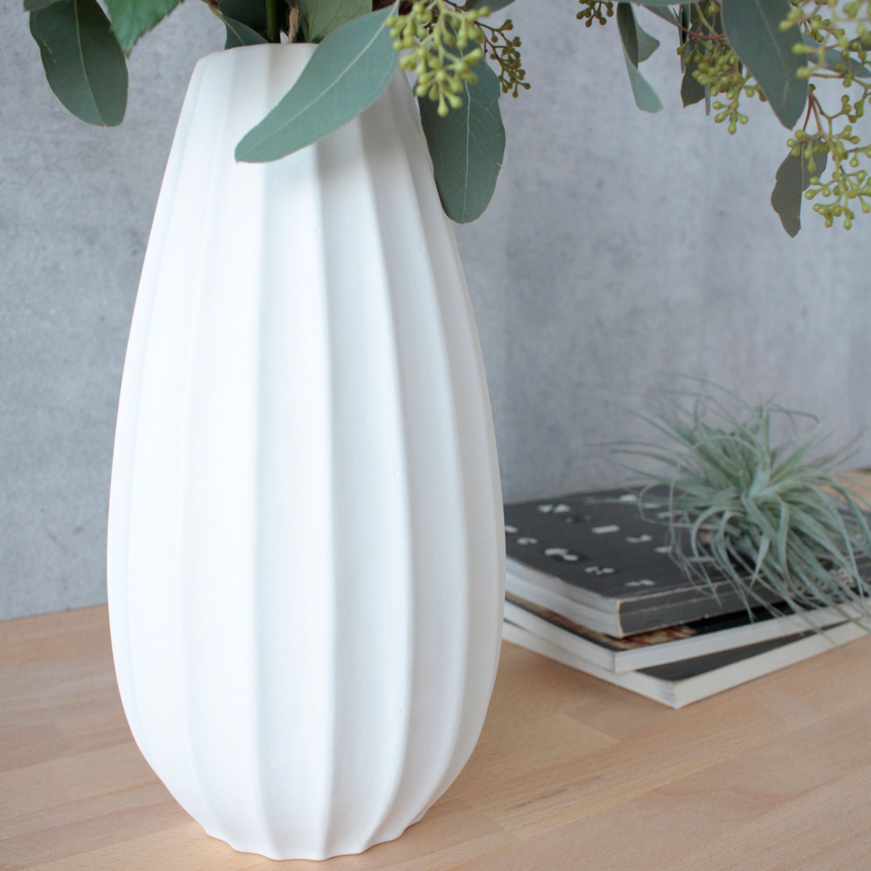 縦のラインが上品なマットホワイトの花瓶【 bouton - ブトン 】