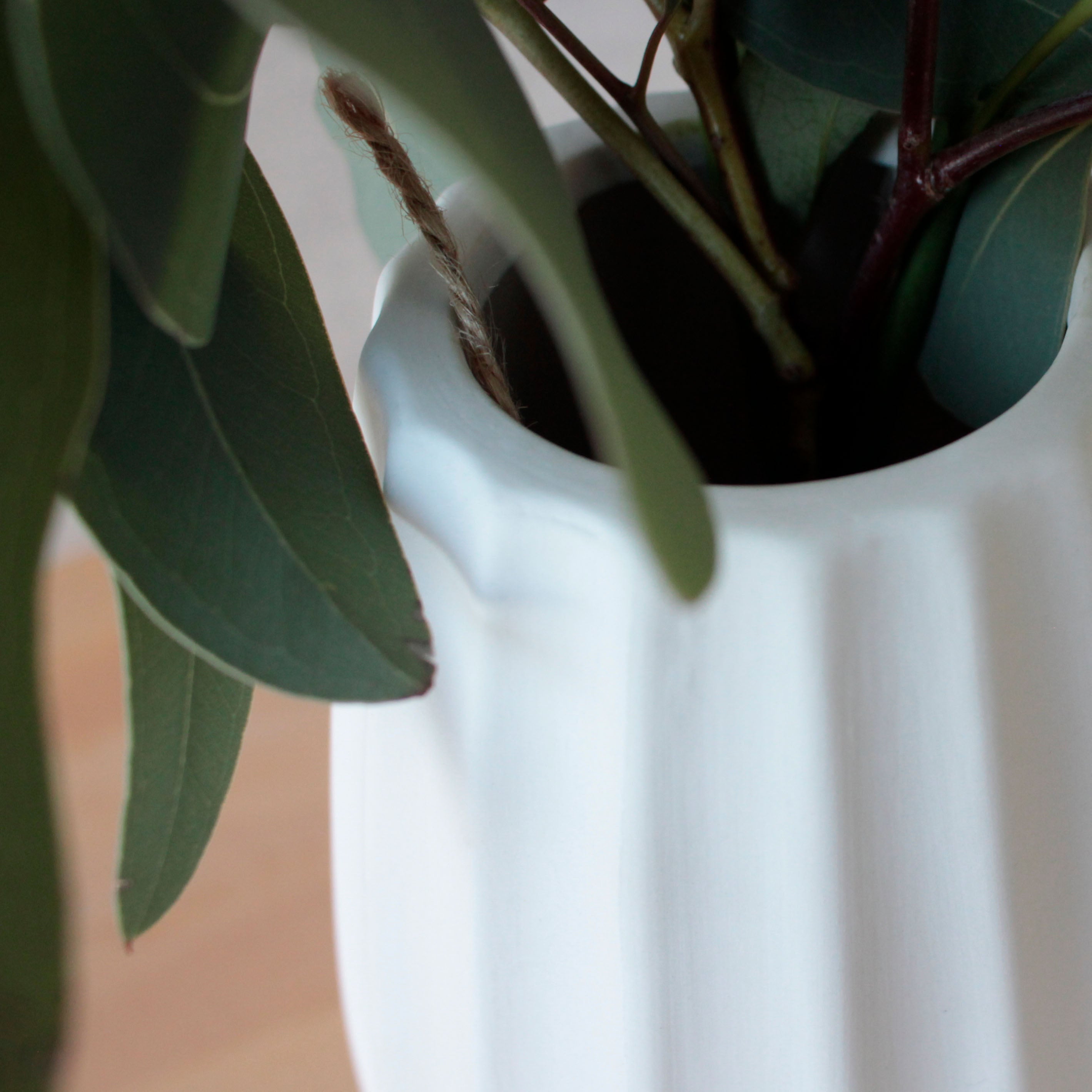 縦のラインが上品なマットホワイトの花瓶【 bouton - ブトン 】