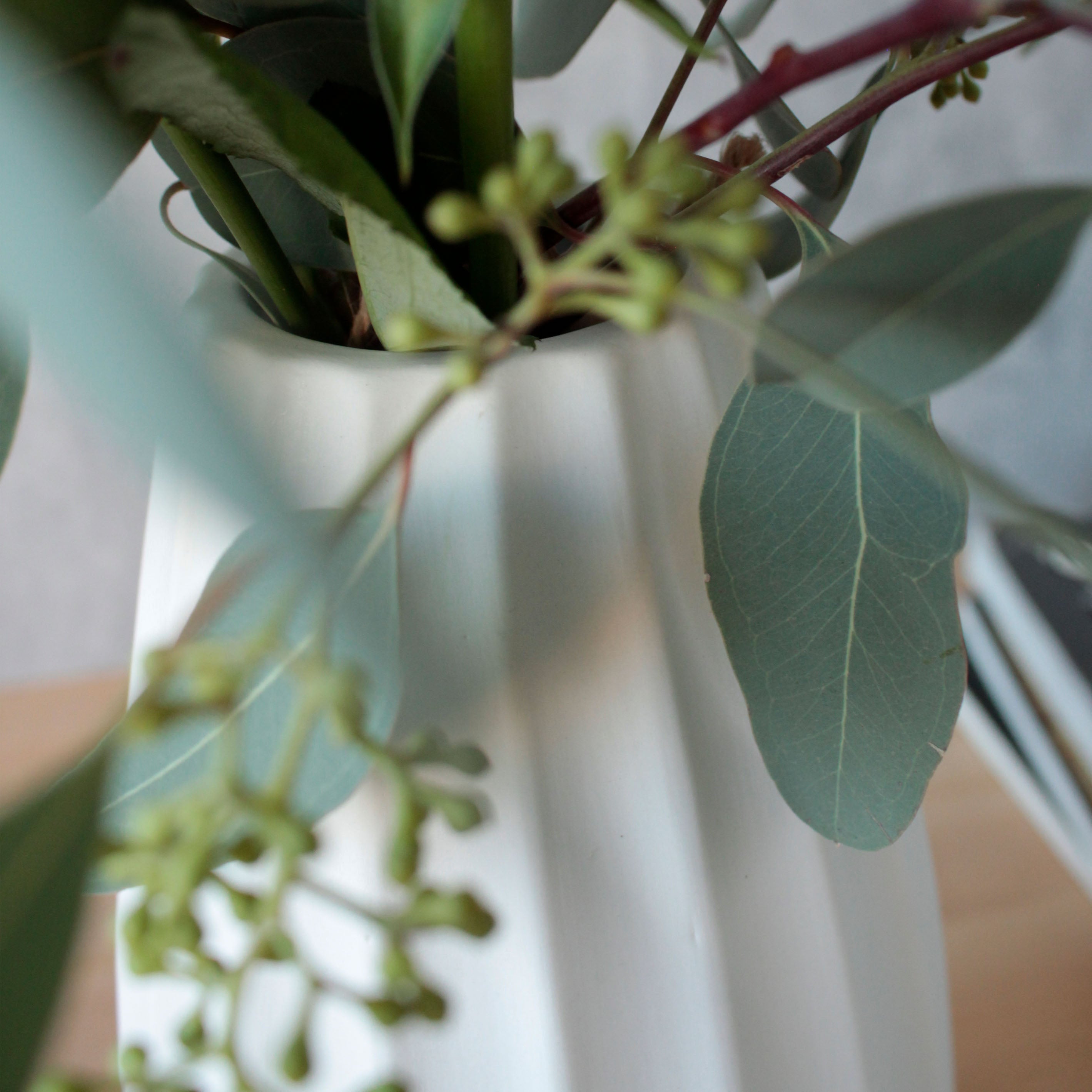 縦のラインが上品なマットホワイトの花瓶【 bouton - ブトン 】