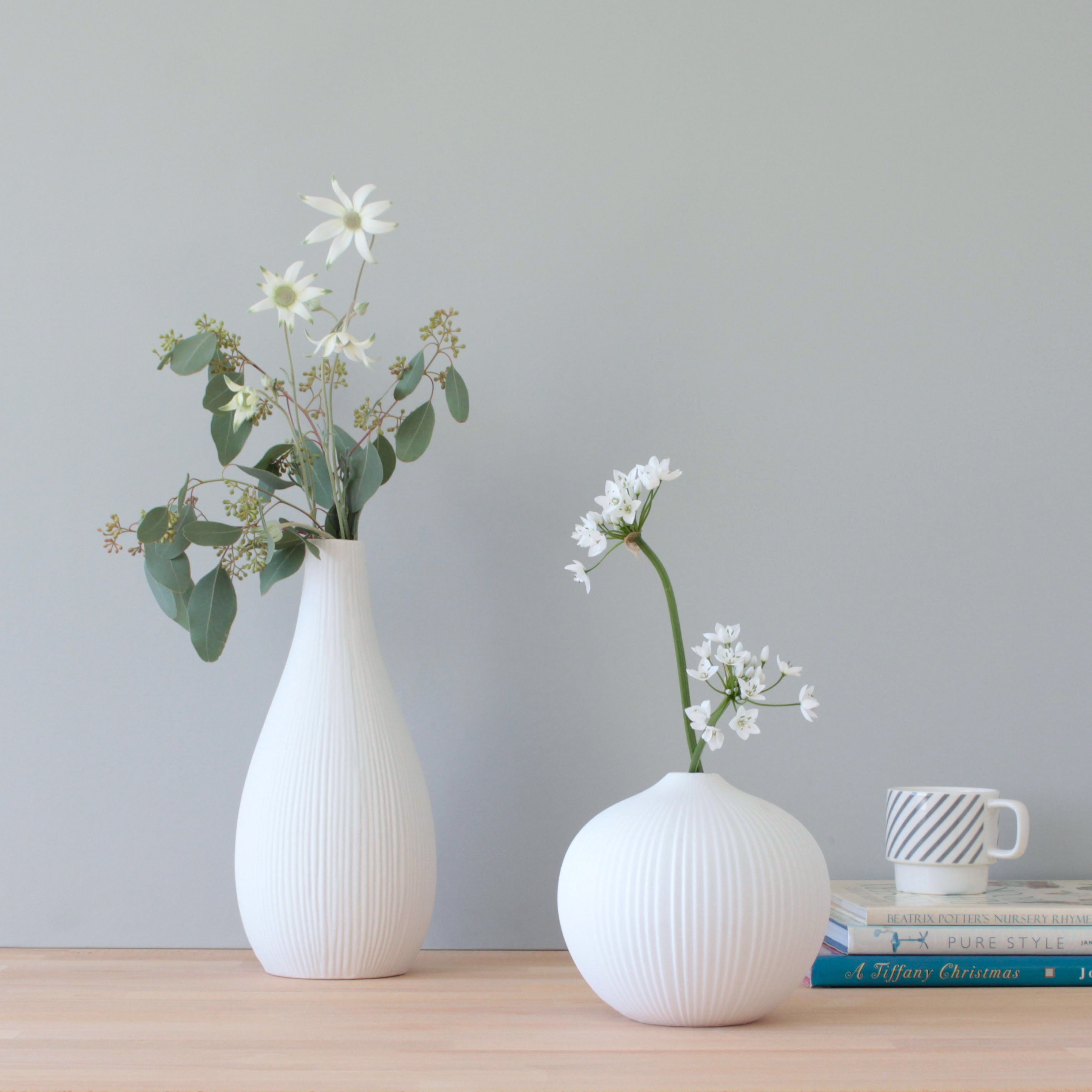 北欧モダン 丸みのあるマットホワイトの花瓶【 bulbo - ブルボ 】