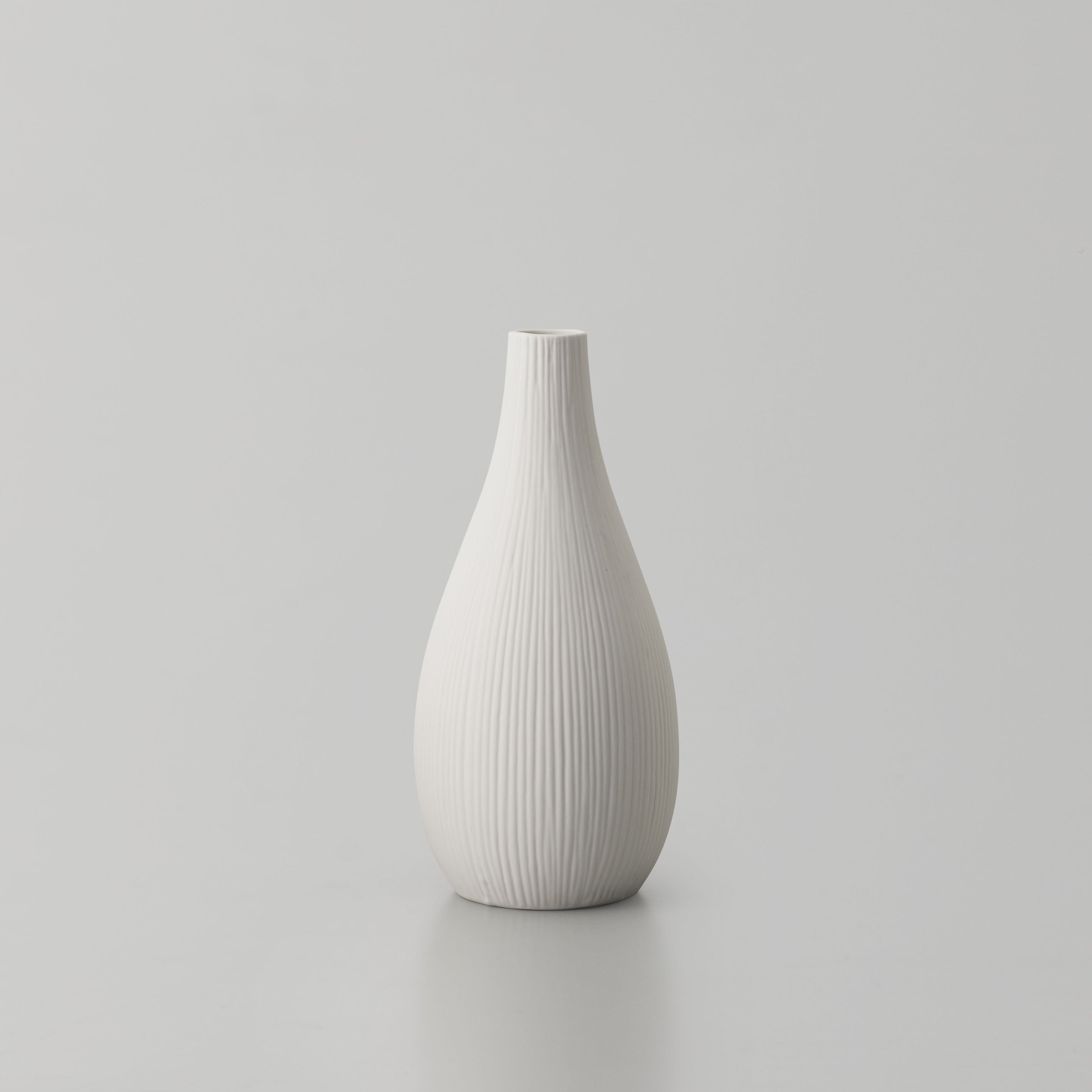 北欧モダン 丸みのあるマットホワイトの花瓶【 bulbo - ブルボ 】