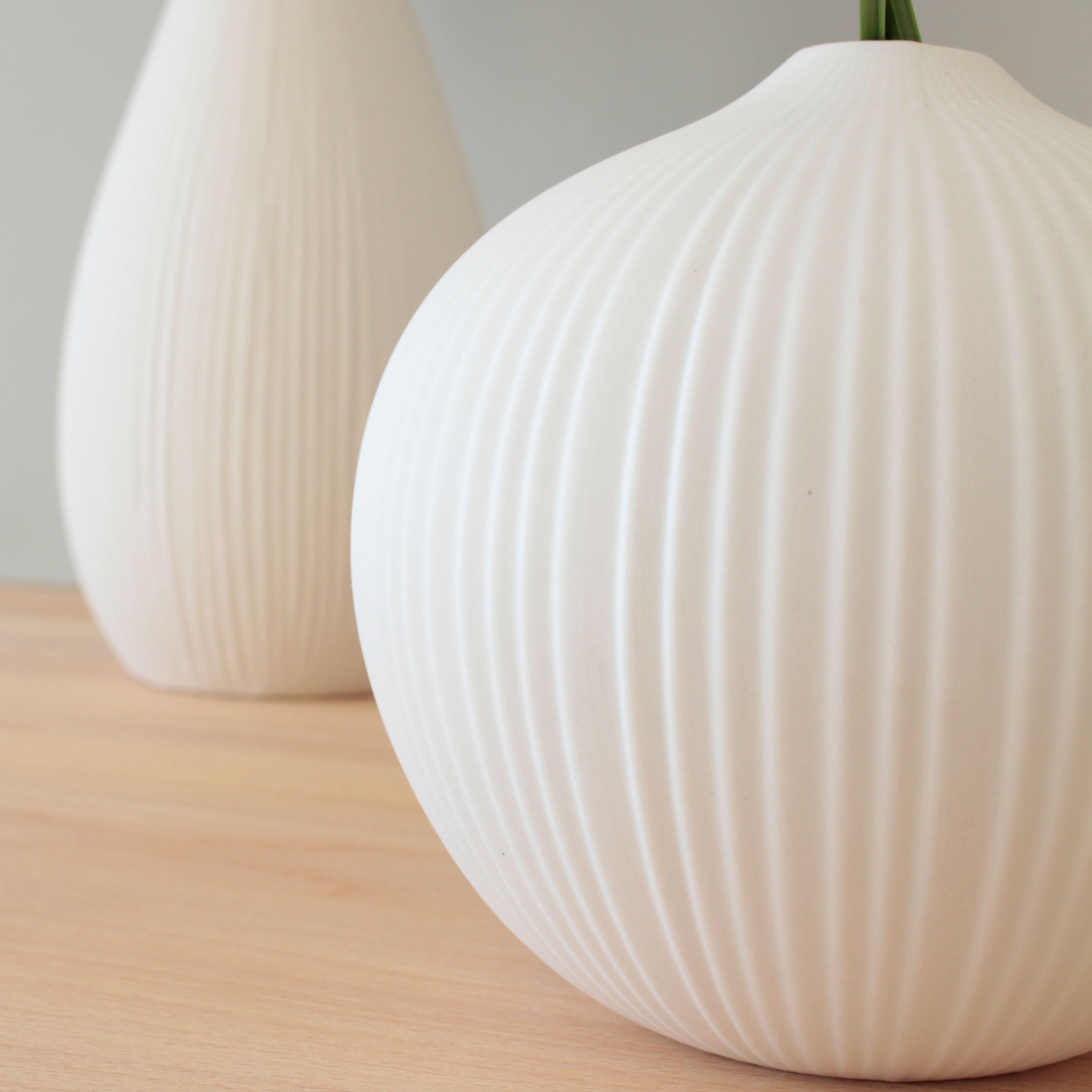 北欧モダン 丸みのあるマットホワイトの花瓶【 bulbo - ブルボ 】