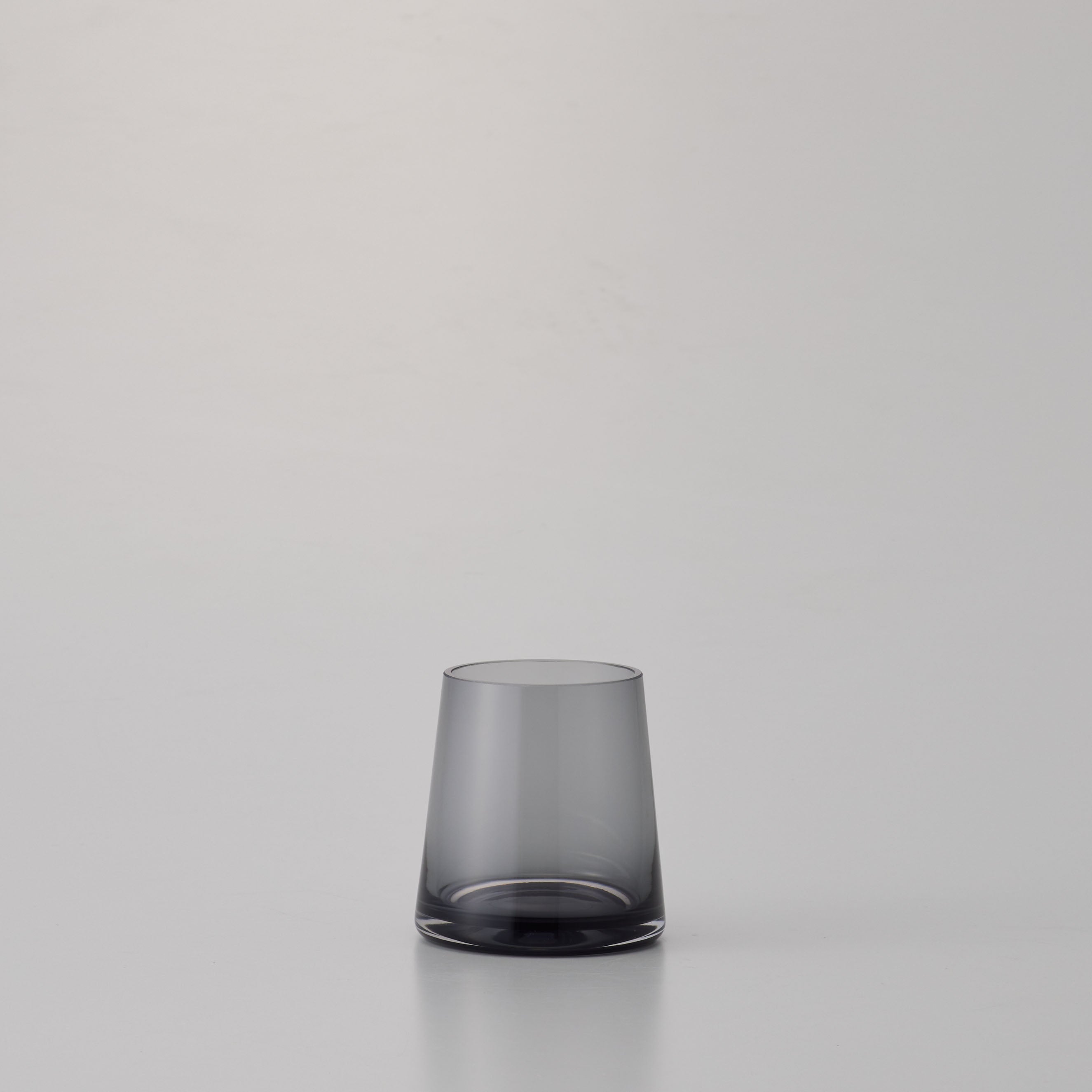 スモーキーカラーがおしゃれ!バリエーションも豊富で、最適なサイズがきっと見つかる!シンプルなガラスの花瓶【conicaglass - コニカグラス】