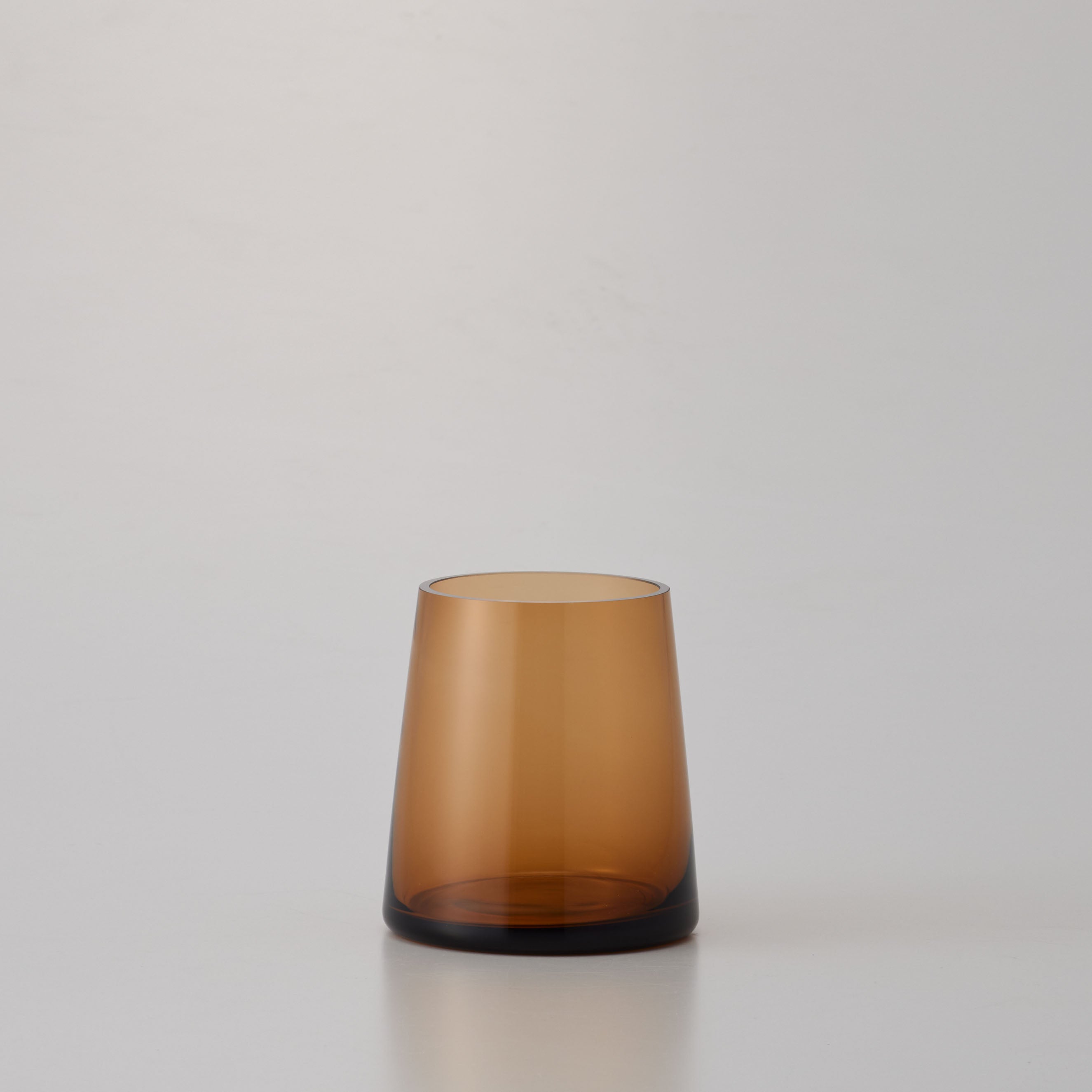スモーキーカラーがおしゃれ!バリエーションも豊富で、最適なサイズがきっと見つかる!シンプルなガラスの花瓶【conicaglass - コニカグラス】