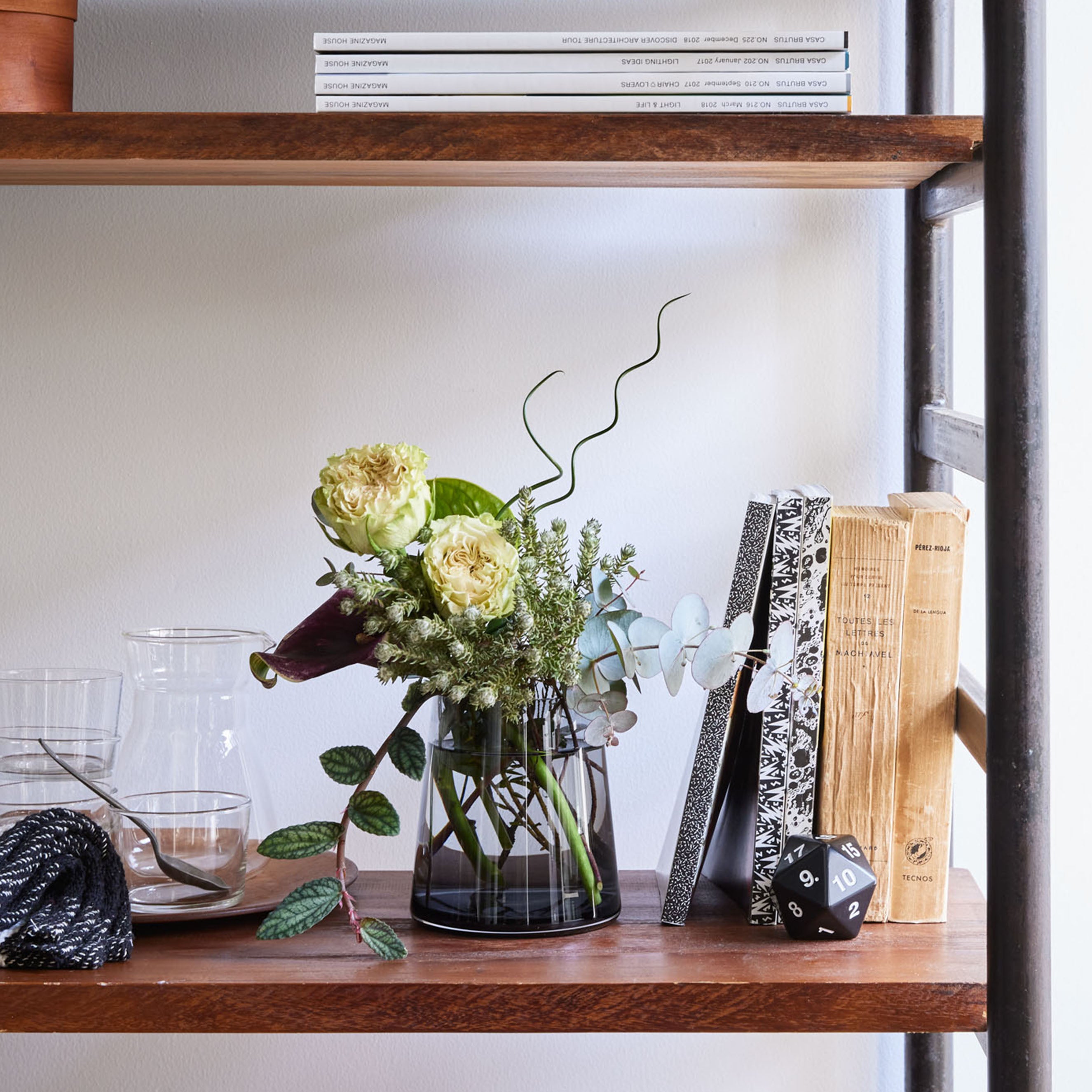 スモーキーカラーがおしゃれ!バリエーションも豊富で、最適なサイズがきっと見つかる!シンプルなガラスの花瓶【conicaglass - コニカグラス】