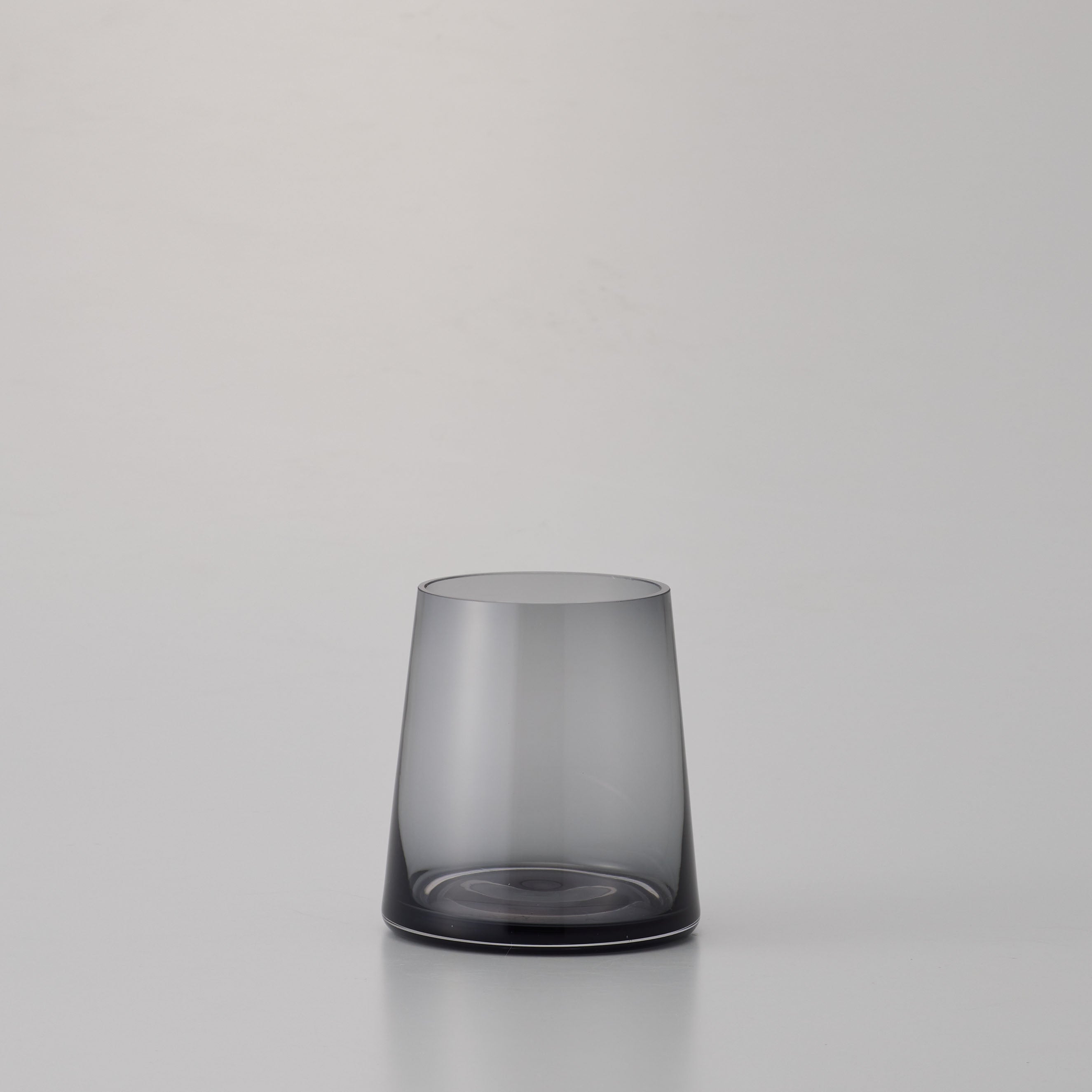 スモーキーカラーがおしゃれ!バリエーションも豊富で、最適なサイズがきっと見つかる!シンプルなガラスの花瓶【conicaglass - コニカグラス】