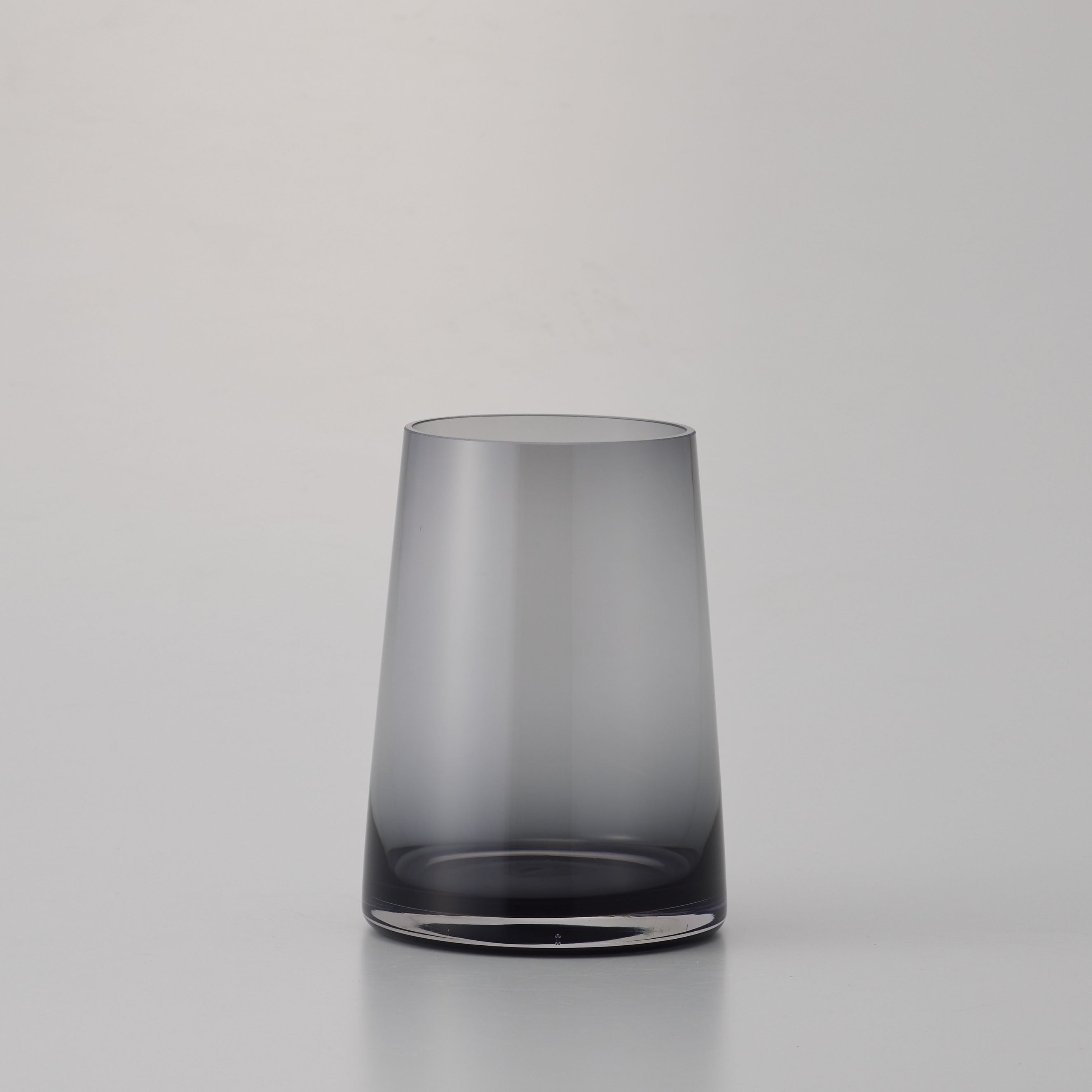 スモーキーカラーがおしゃれ!バリエーションも豊富で、最適なサイズがきっと見つかる!シンプルなガラスの花瓶【conicaglass - コニカグラス】