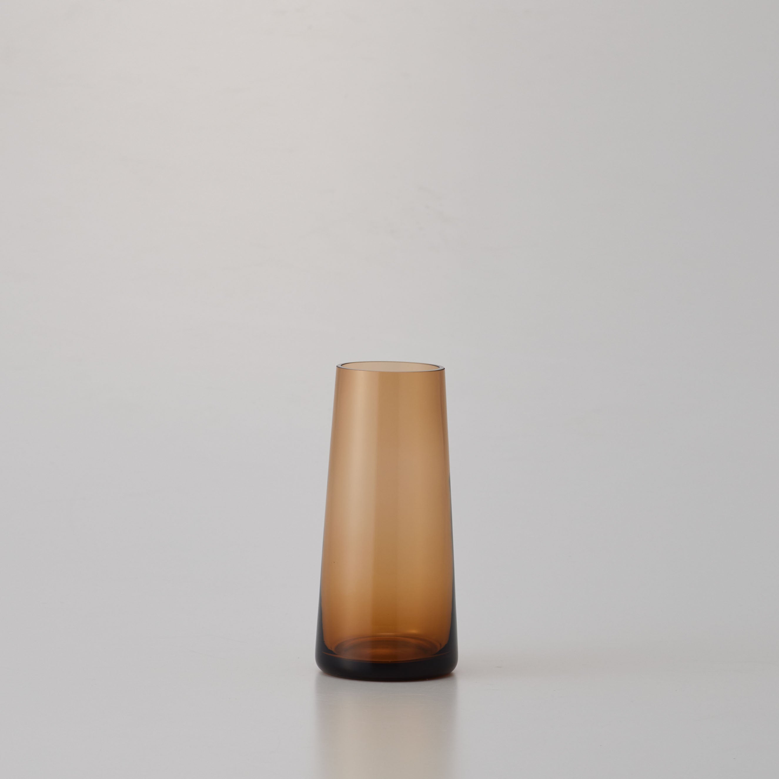 スモーキーカラーがおしゃれ!バリエーションも豊富で、最適なサイズがきっと見つかる!シンプルなガラスの花瓶【conicaglass - コニカグラス】