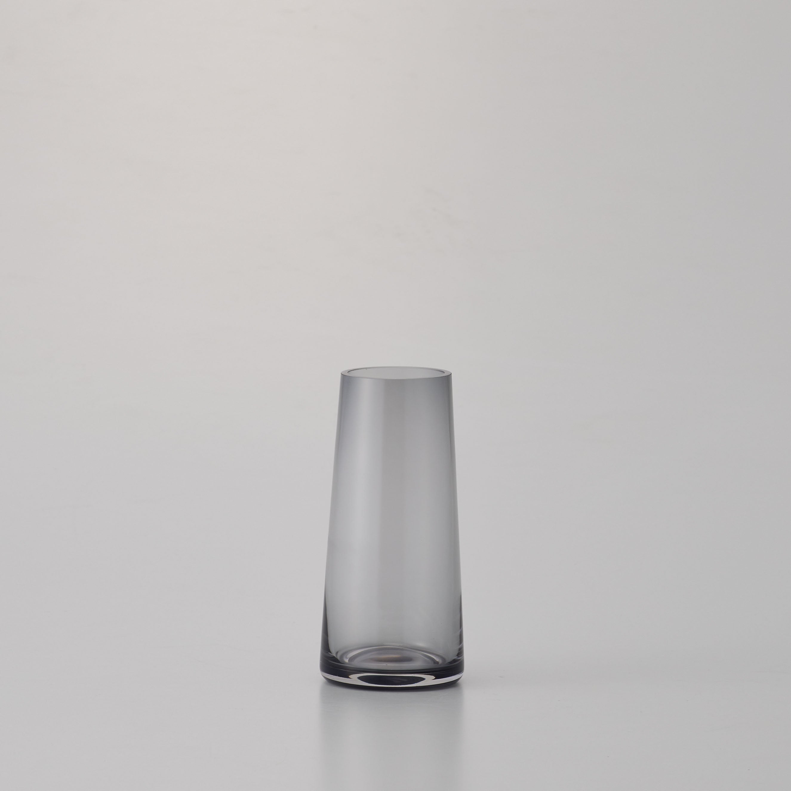 スモーキーカラーがおしゃれ!バリエーションも豊富で、最適なサイズがきっと見つかる!シンプルなガラスの花瓶【conicaglass - コニカグラス】
