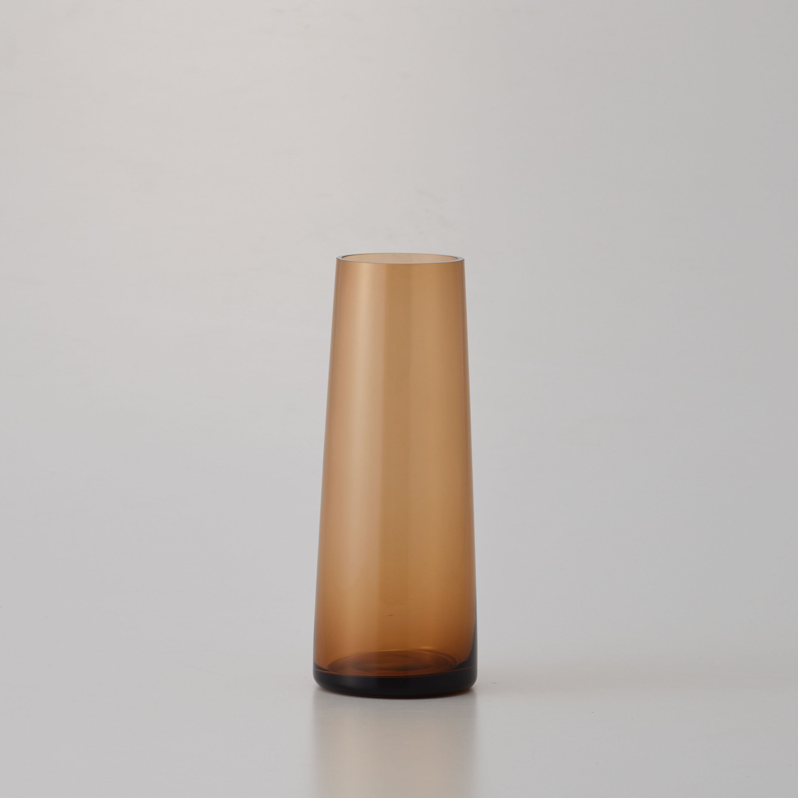 スモーキーカラーがおしゃれ!バリエーションも豊富で、最適なサイズがきっと見つかる!シンプルなガラスの花瓶【conicaglass - コニカグラス】