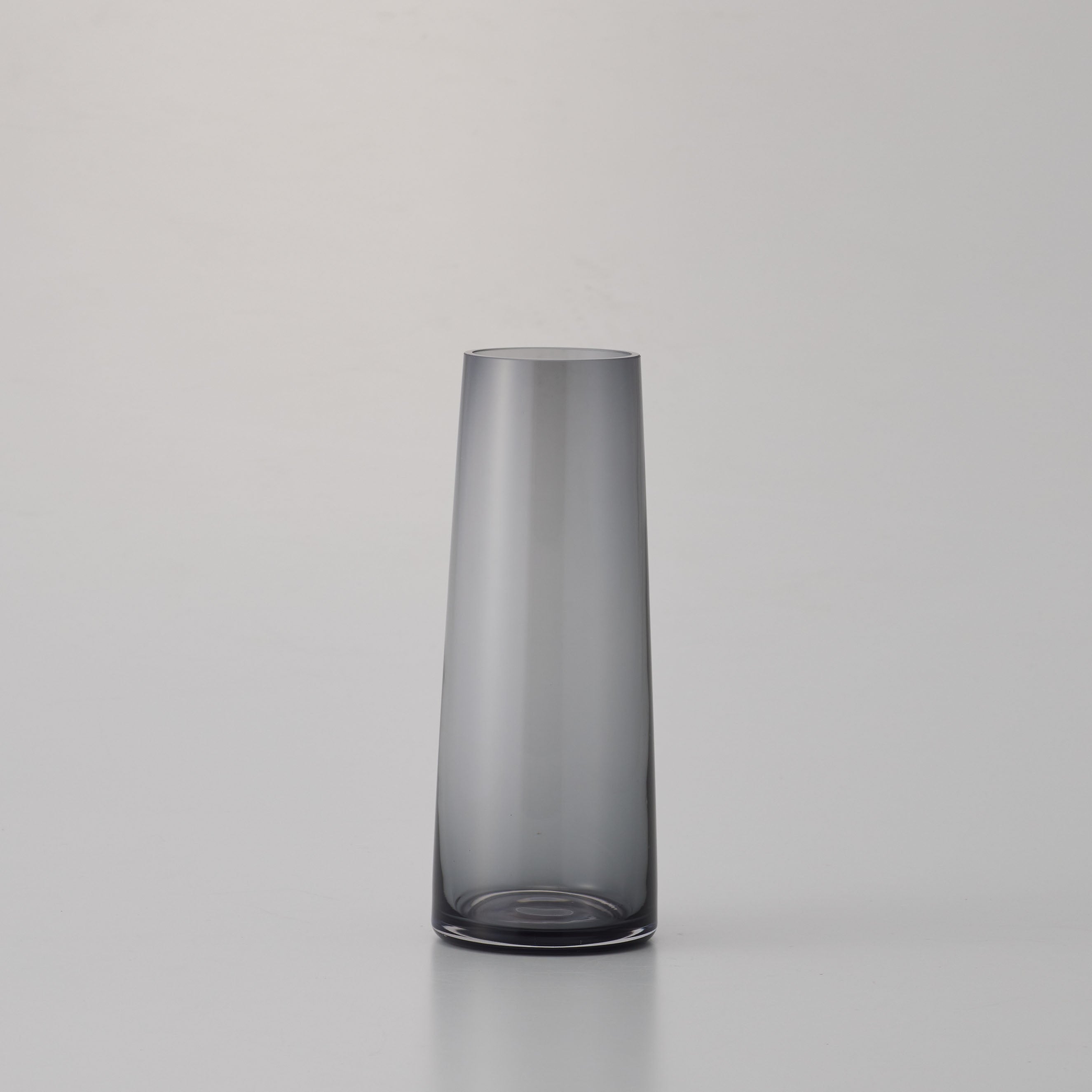 スモーキーカラーがおしゃれ!バリエーションも豊富で、最適なサイズがきっと見つかる!シンプルなガラスの花瓶【conicaglass - コニカグラス】