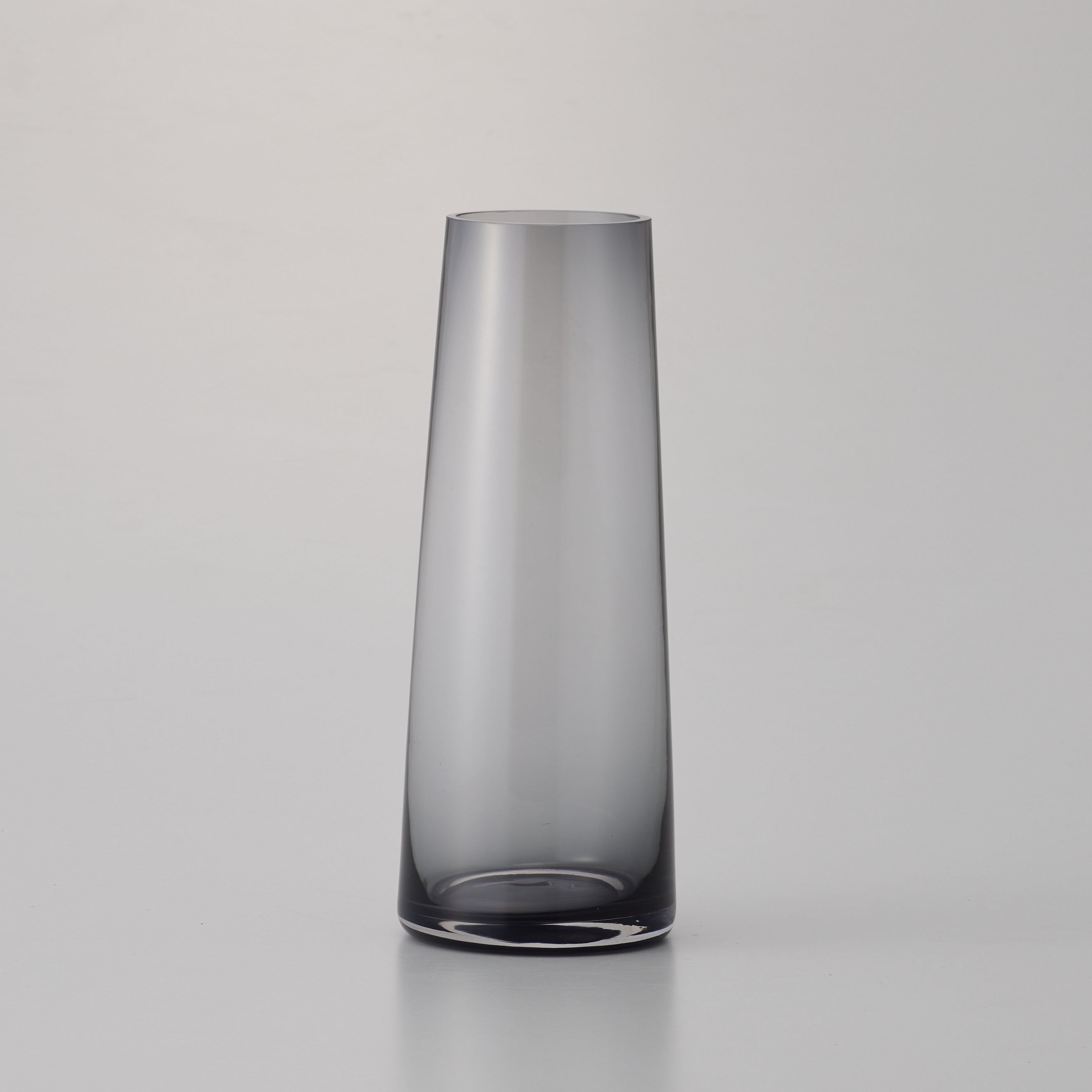 スモーキーカラーがおしゃれ!バリエーションも豊富で、最適なサイズがきっと見つかる!シンプルなガラスの花瓶【conicaglass - コニカグラス】