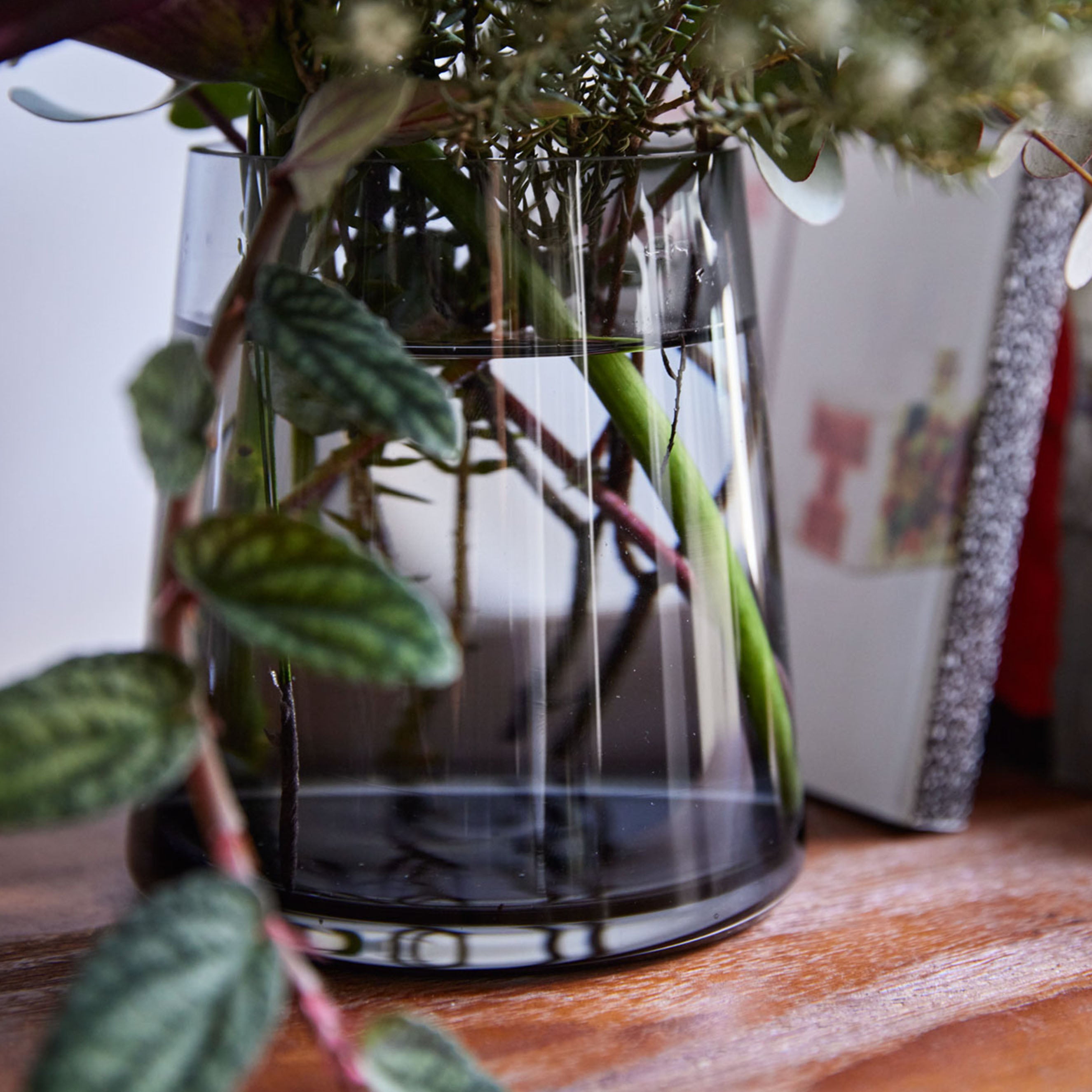 スモーキーカラーがおしゃれ!バリエーションも豊富で、最適なサイズがきっと見つかる!シンプルなガラスの花瓶【conicaglass - コニカグラス】