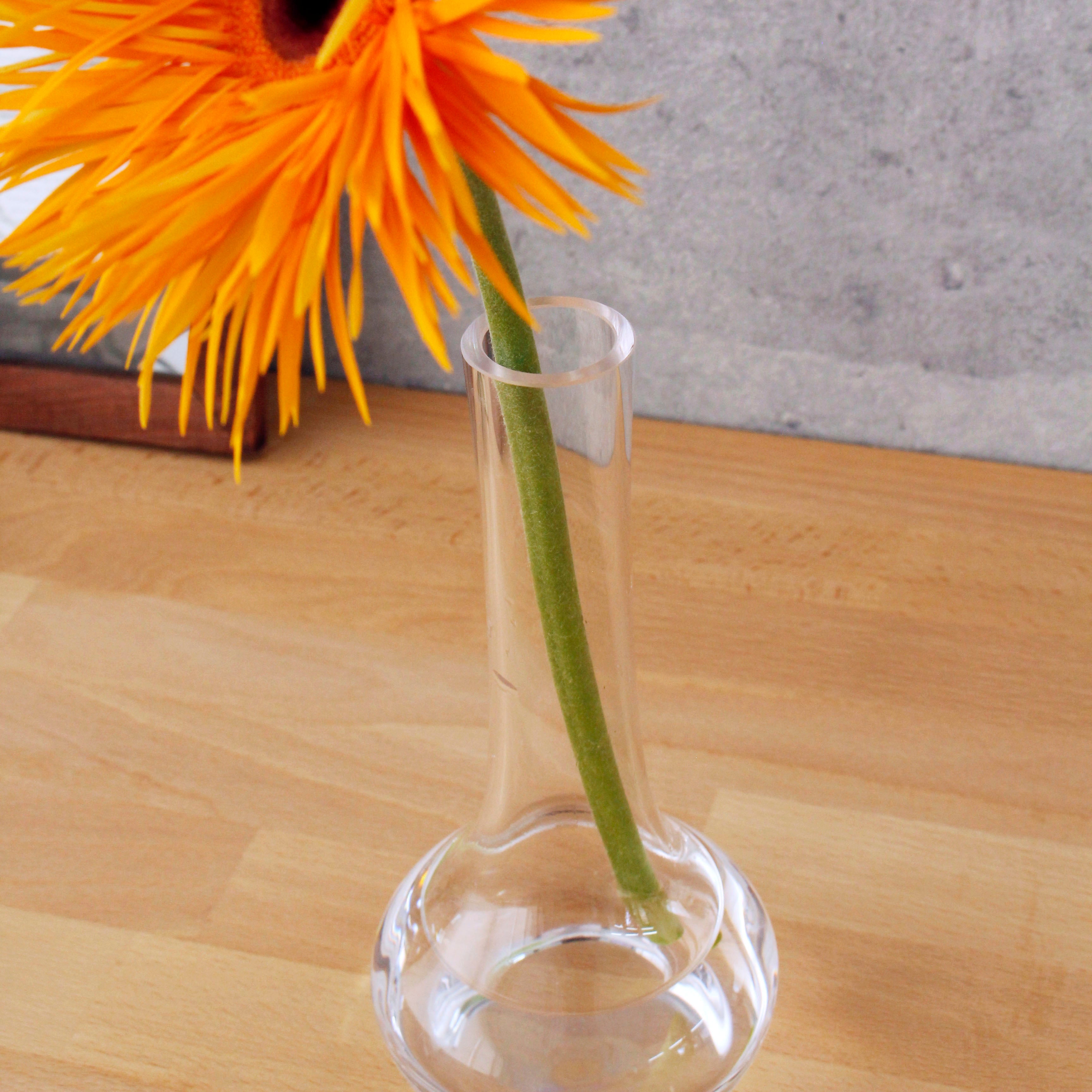 花の茎まで美しくみせるガラスの一輪挿し【courbe tall - クルブトール】