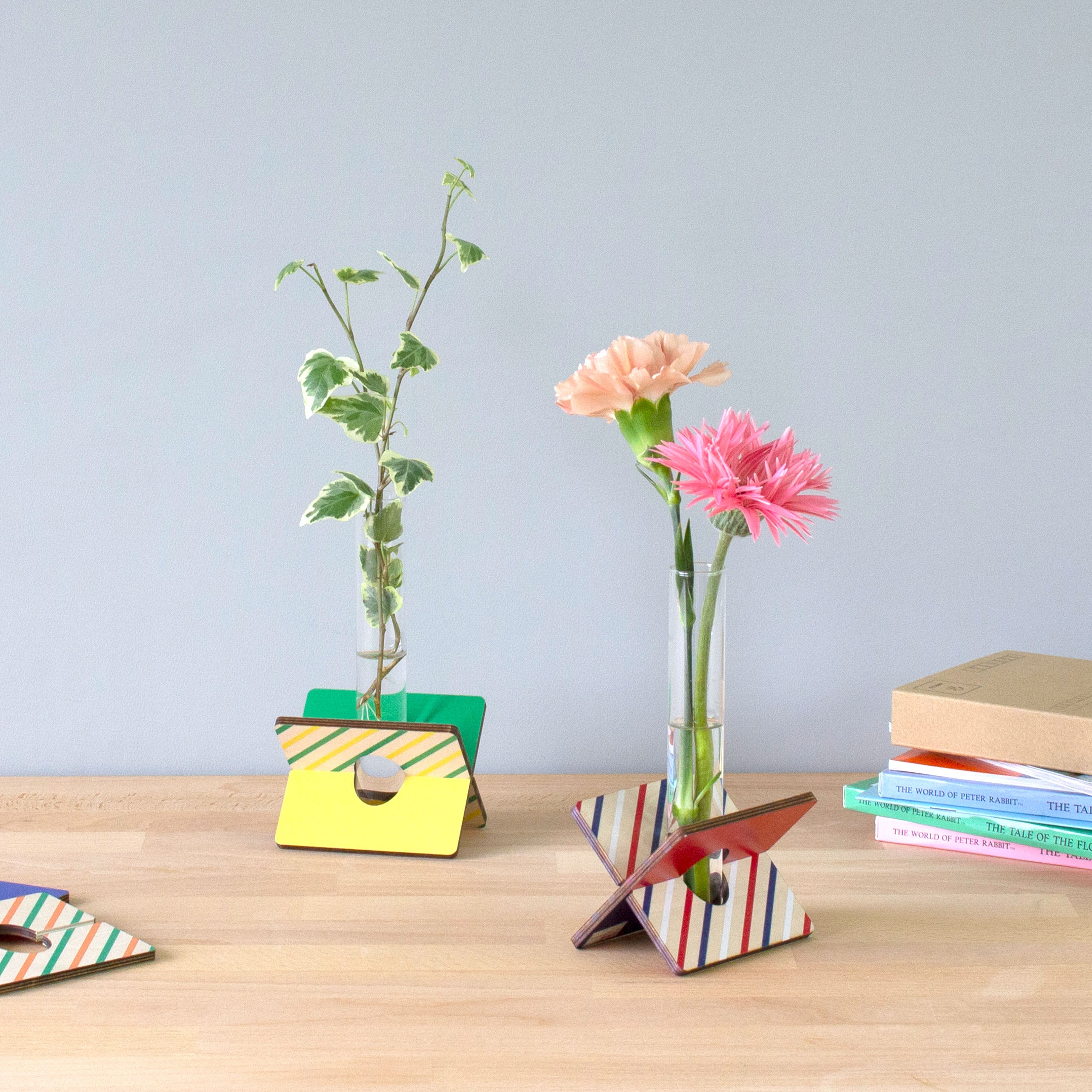 リモートワークのお供におすすめ!使って収納、文具のような一輪挿し花瓶【フラワー立て】