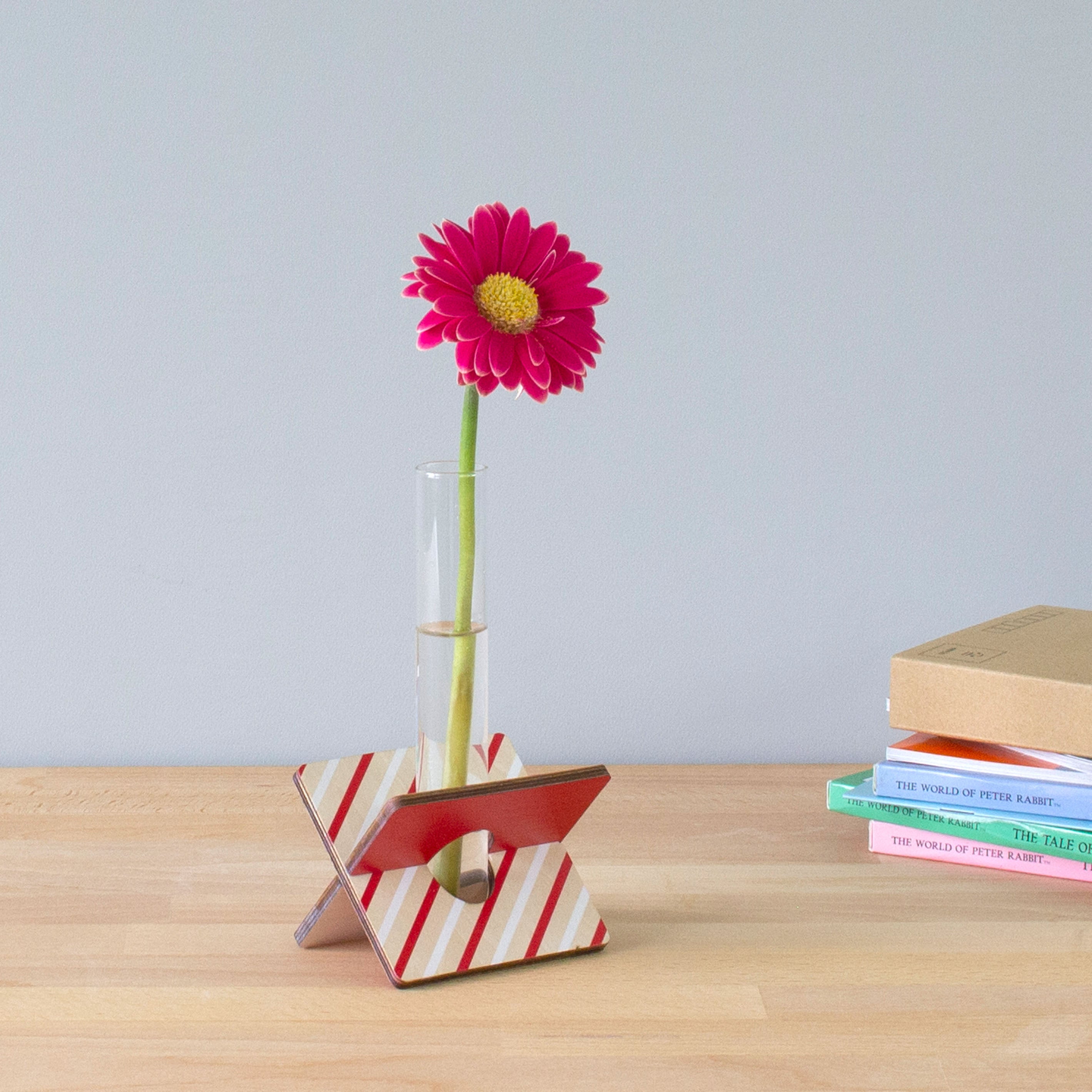 リモートワークのお供におすすめ!使って収納、文具のような一輪挿し花瓶【フラワー立て】