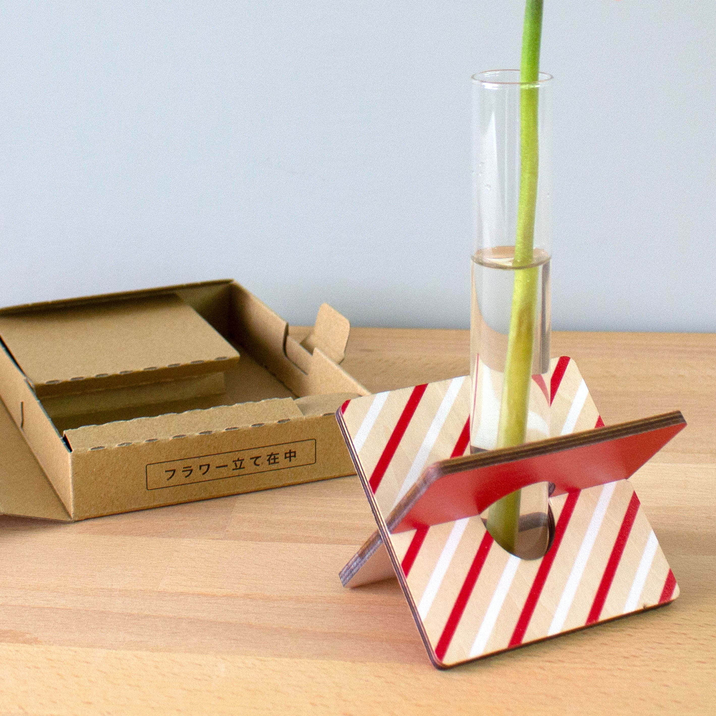 リモートワークのお供におすすめ!使って収納、文具のような一輪挿し花瓶【フラワー立て】