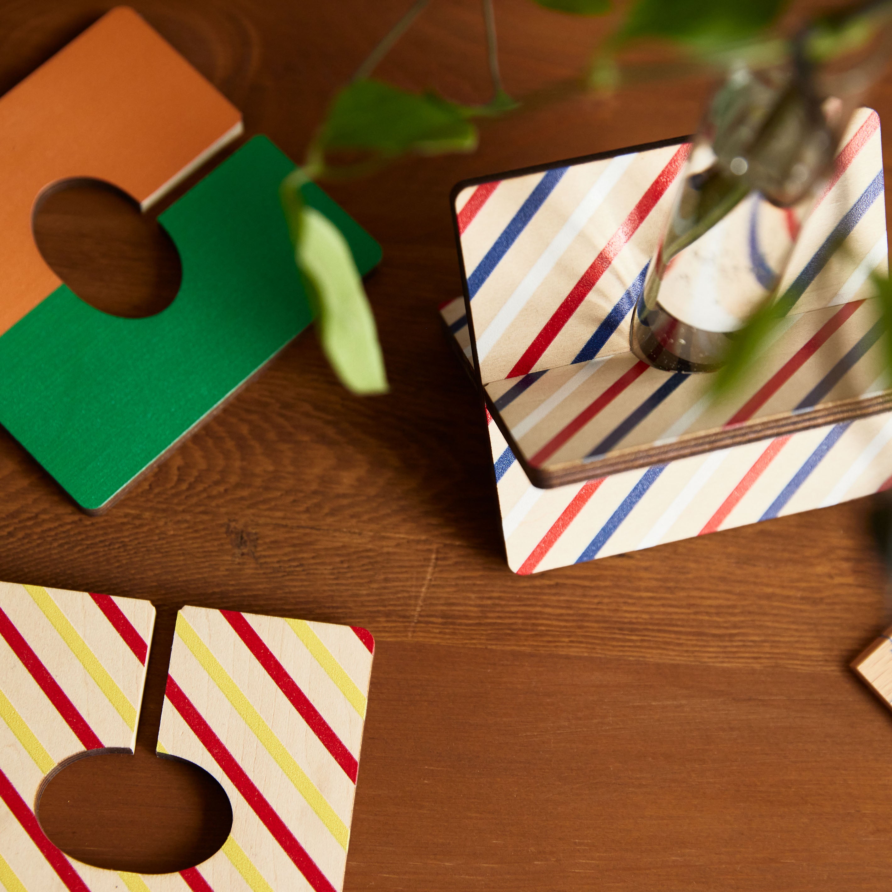 リモートワークのお供におすすめ!使って収納、文具のような一輪挿し花瓶【フラワー立て】