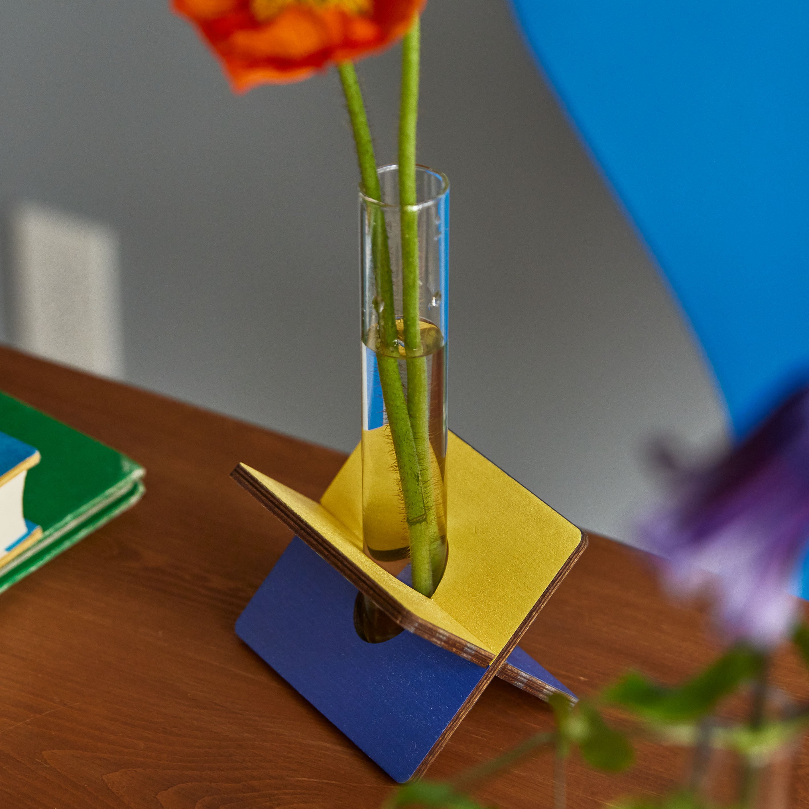 リモートワークのお供におすすめ!使って収納、文具のような一輪挿し花瓶【フラワー立て】